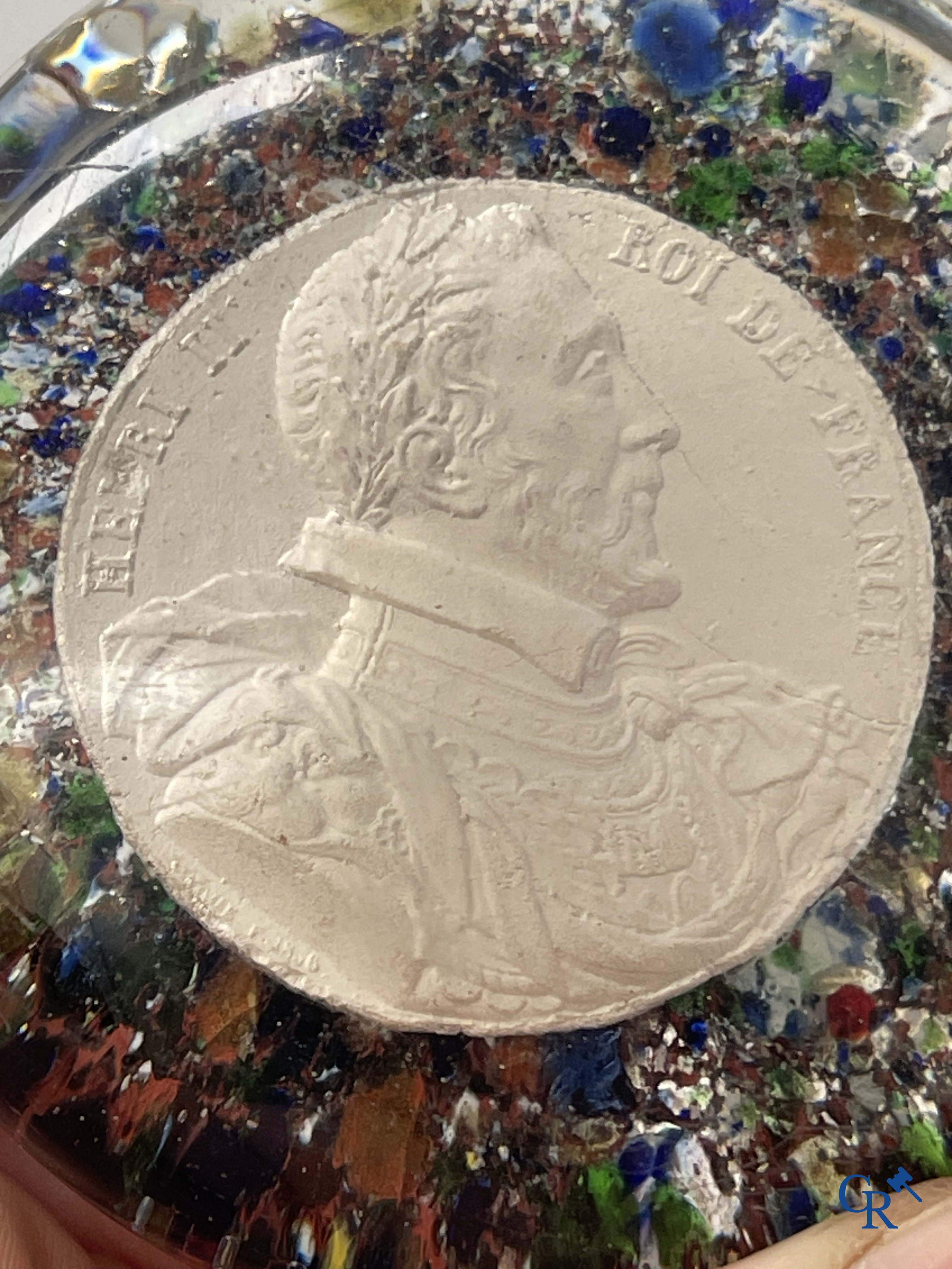 Meerdere presse-papiers en sulfure objecten waaronder een zeldzaam boule presse-papier met voorstelling van Henri II.