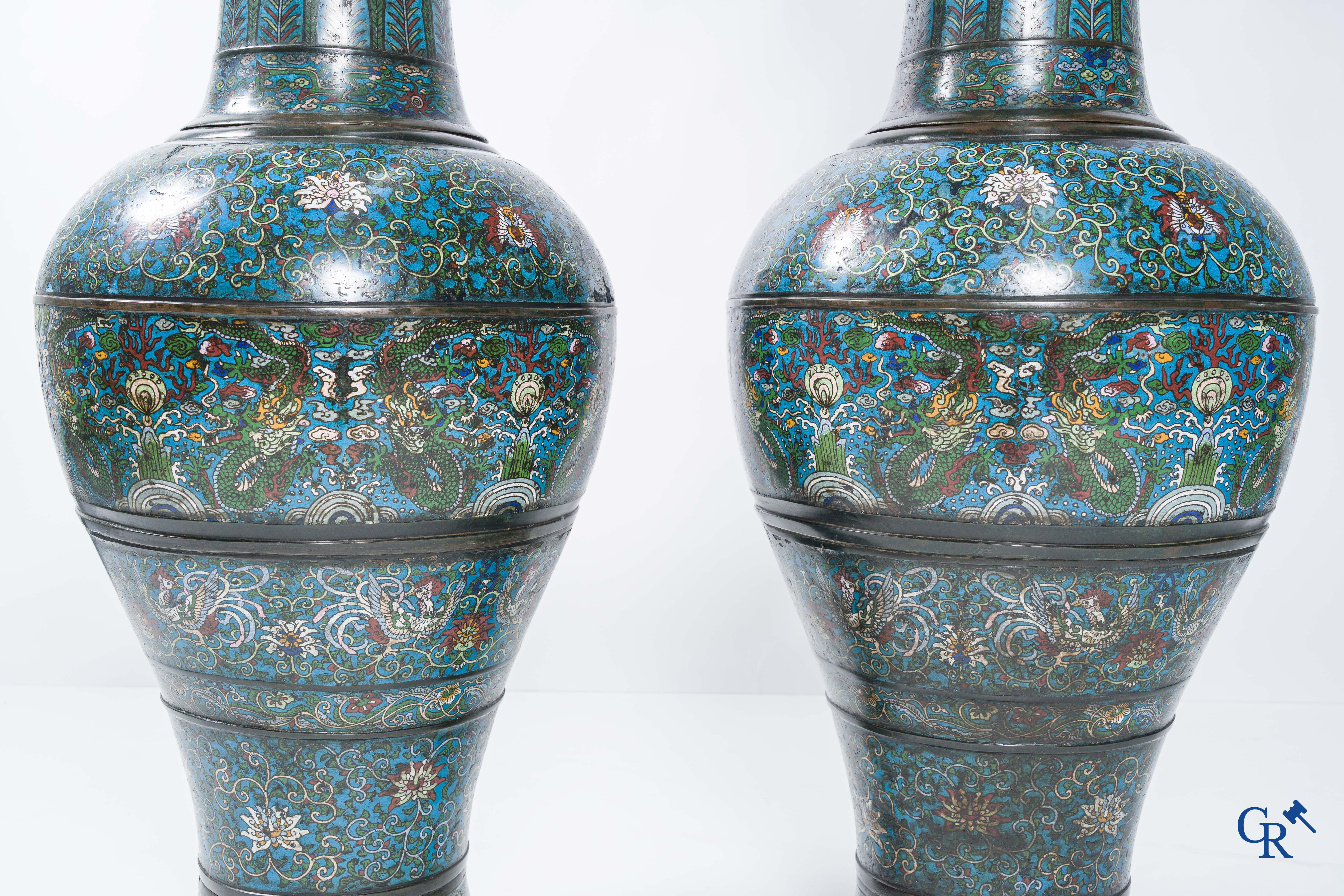 Aziatica, een imposant paar vazen in Champlevé met een decor van draken, lotusbloemen en feniksen, 19e eeuw.