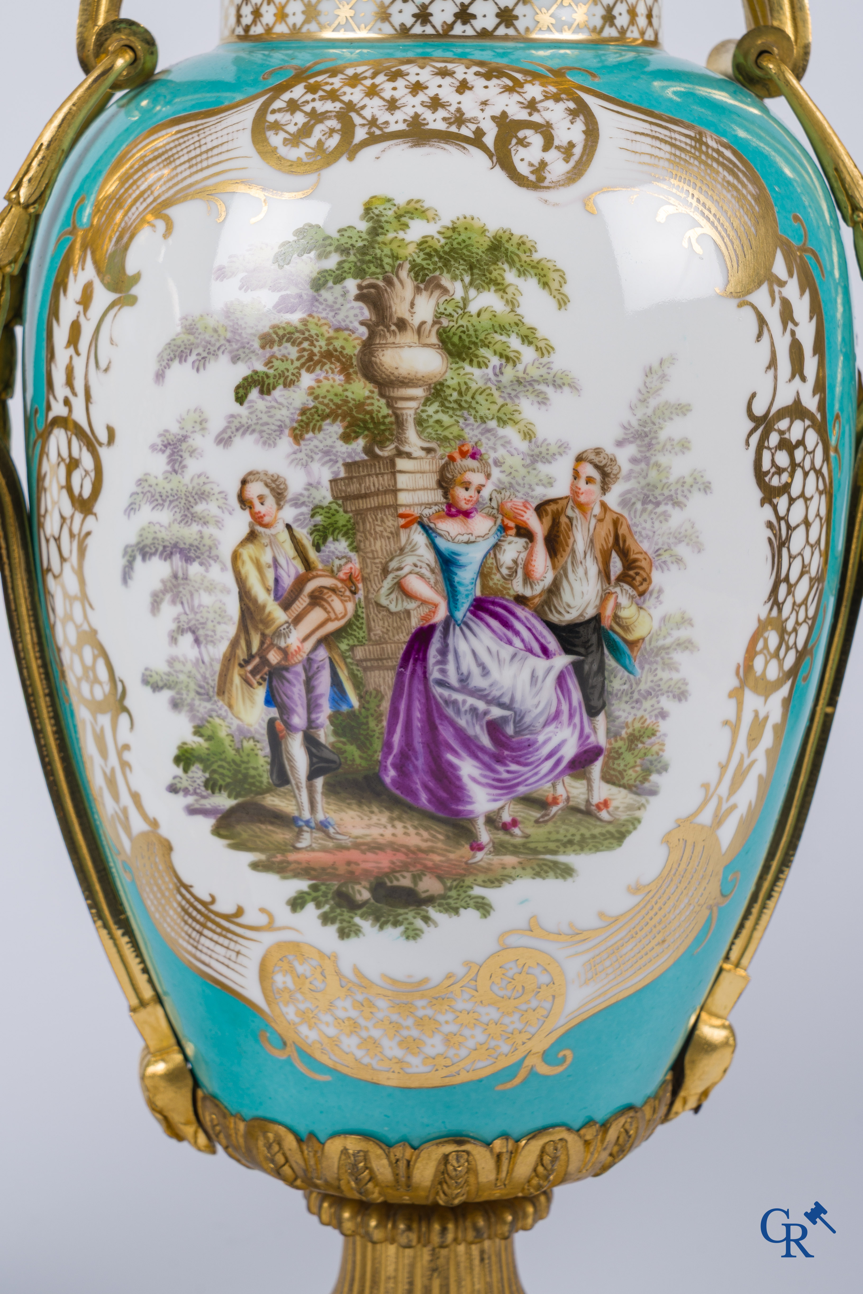 Meissen, een paar vazen met romantische taferelen in porselein en fijn geciseleerde bronzen monturen. LXVI-stijl.