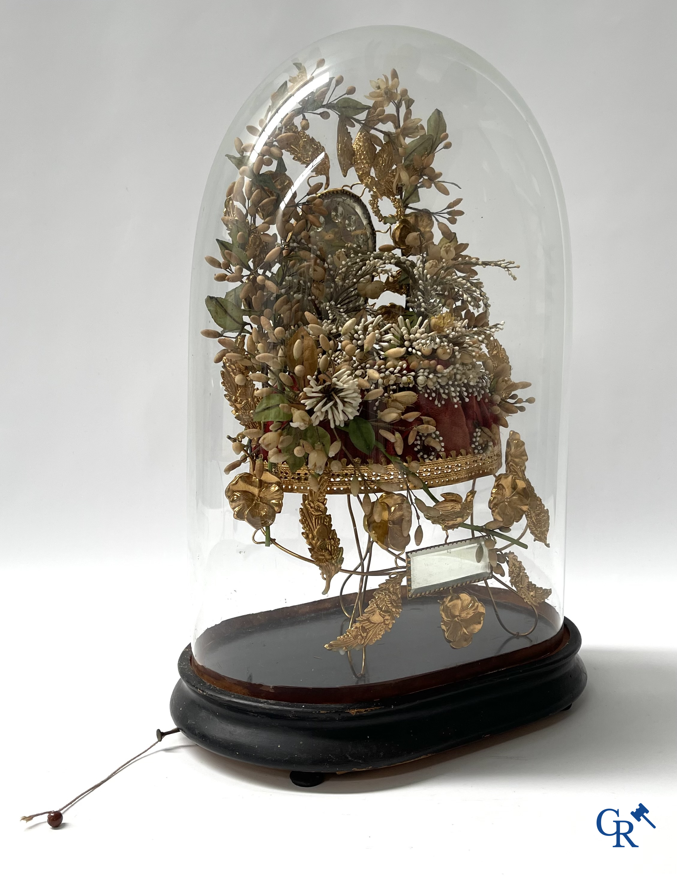 Boîte à musique. Un globe avec bouquet de mariée.  Miroirs et ornements en laiton doré. Mécanisme de musique intégré.