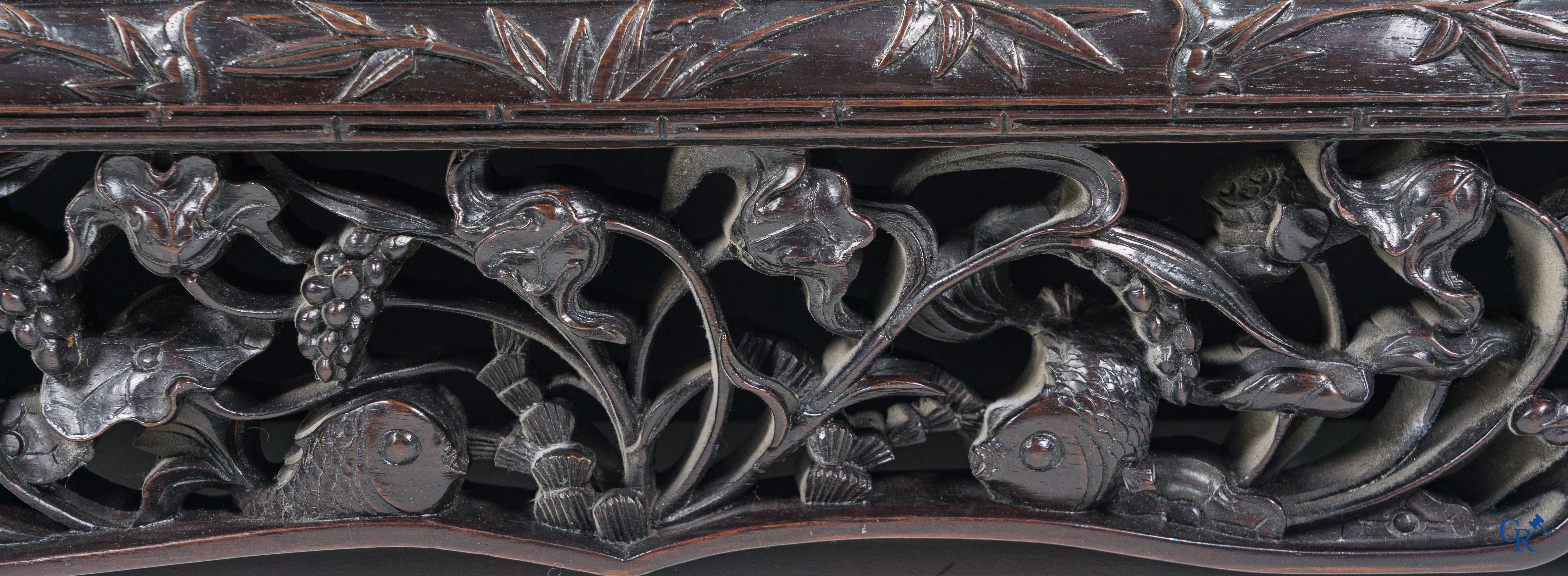 Asian Art, a large mirror in carved Chinese hardwood. 19th century.