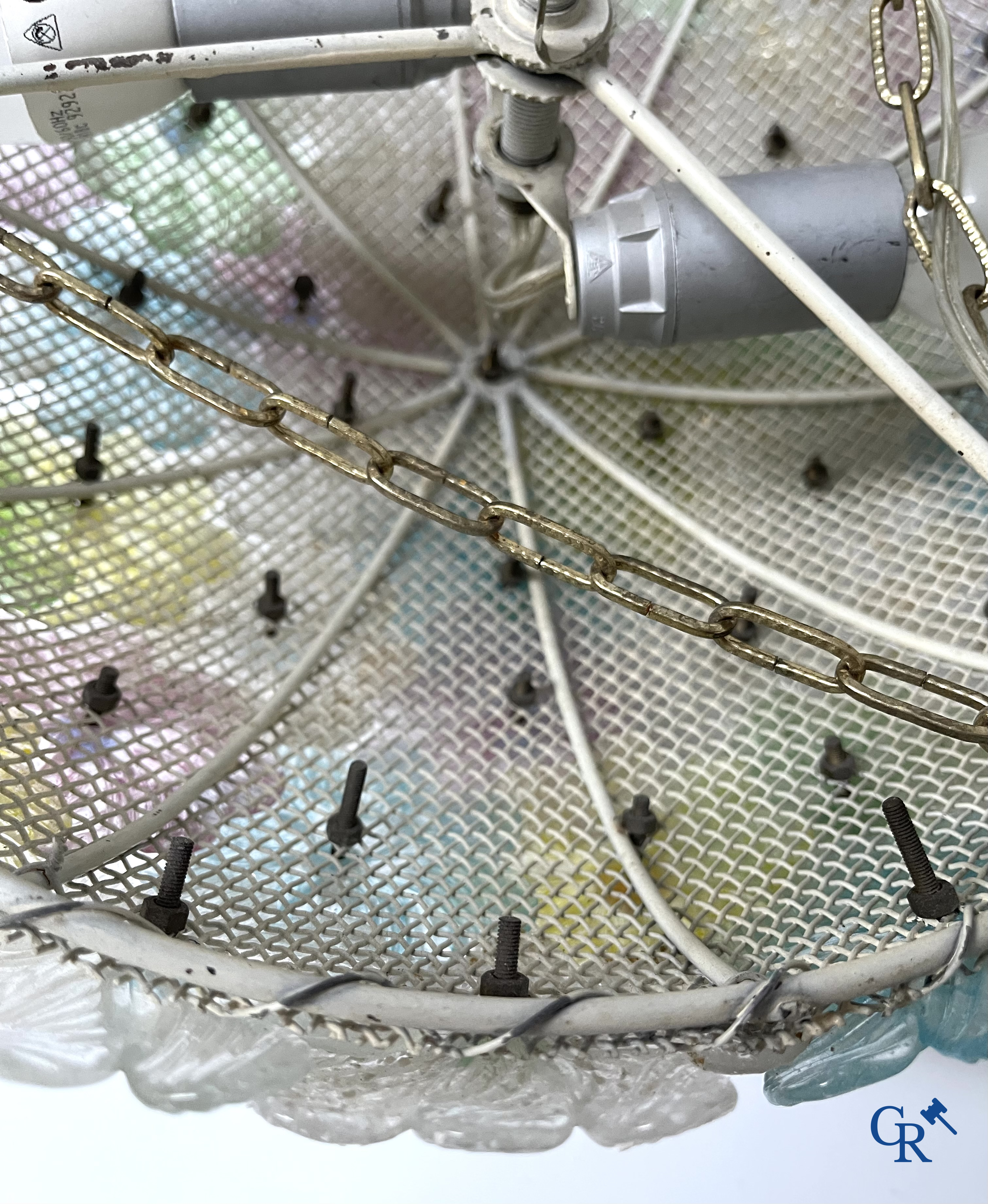 Een kavel van een Venetiaanse tafellamp, een paar grote applieken in Venetiaans glas en een Murano plafonnier.