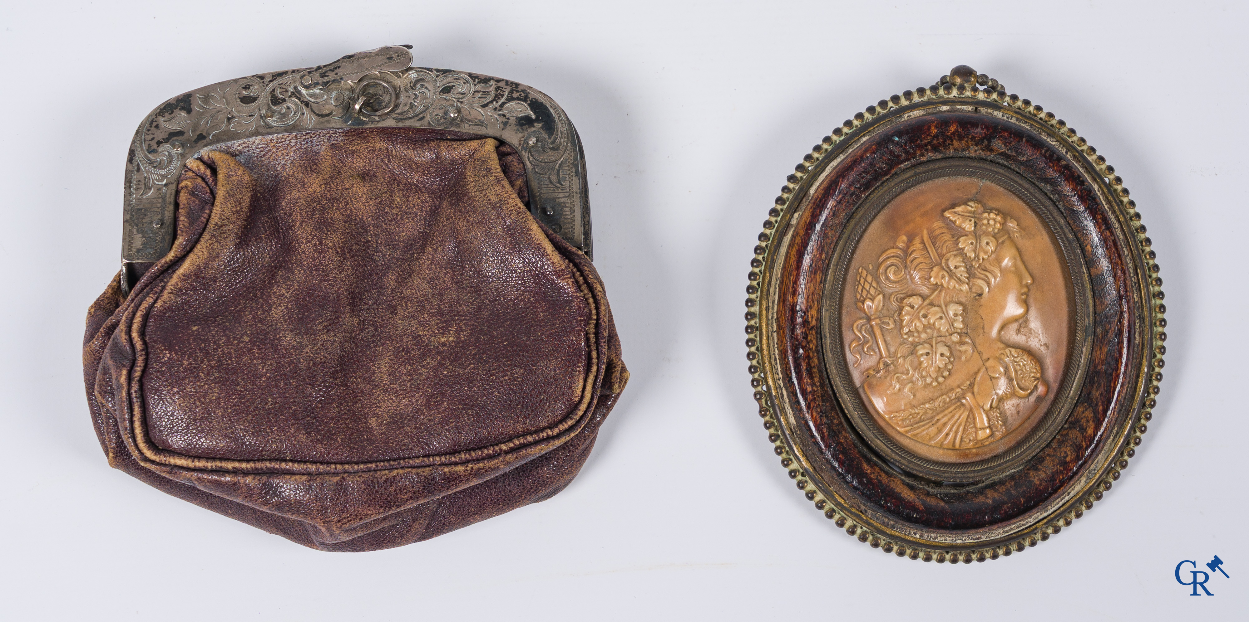 Divers lot antiquiteiten, inktpot Napoleon Bonaparte, zilver geldbeugel 18e eeuw, koffertje agaat, enz. 18e en 19e eeuw.