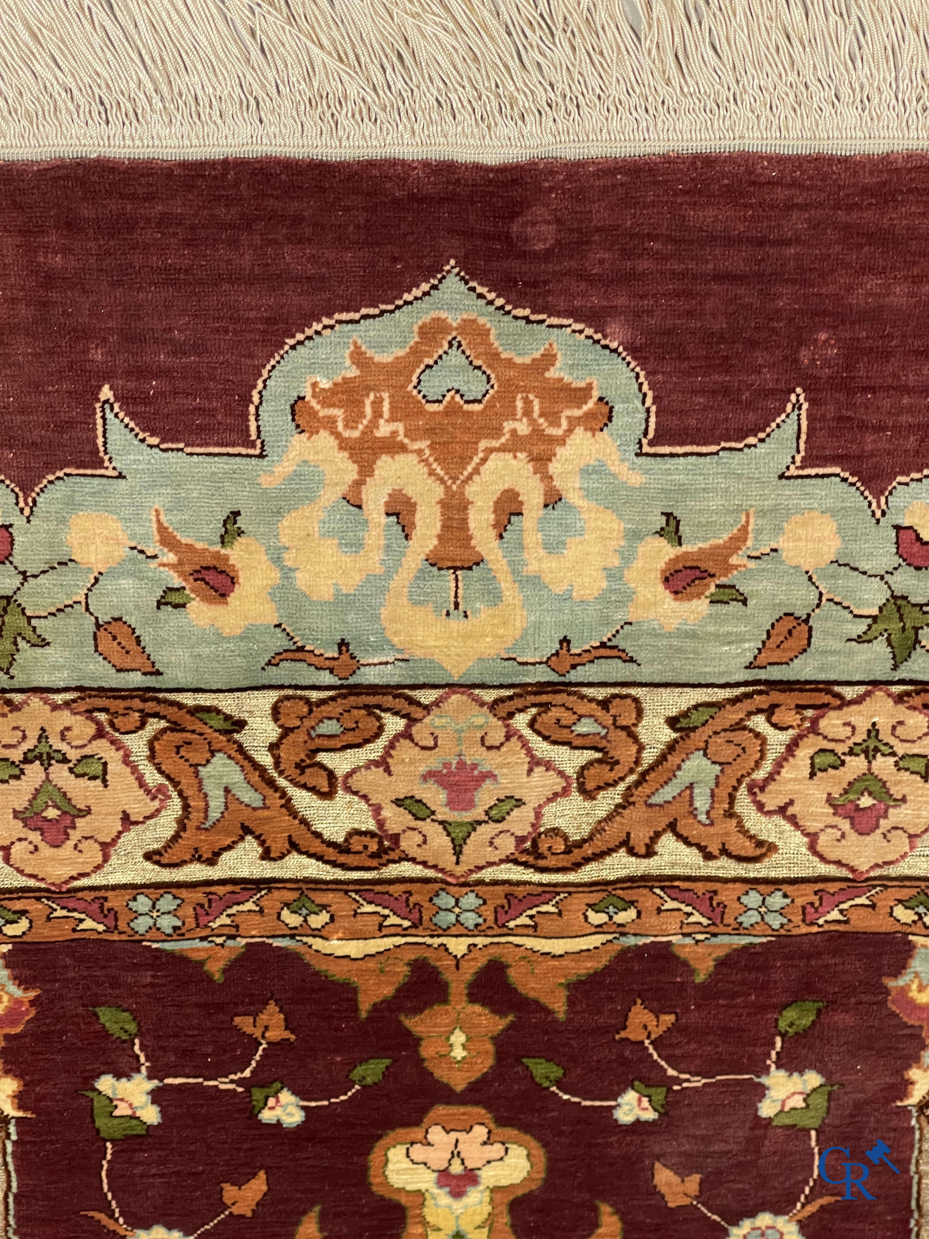 Oosterse tapijten. 2 kleine zijden tapijtjes bewerkt met gouddraad.