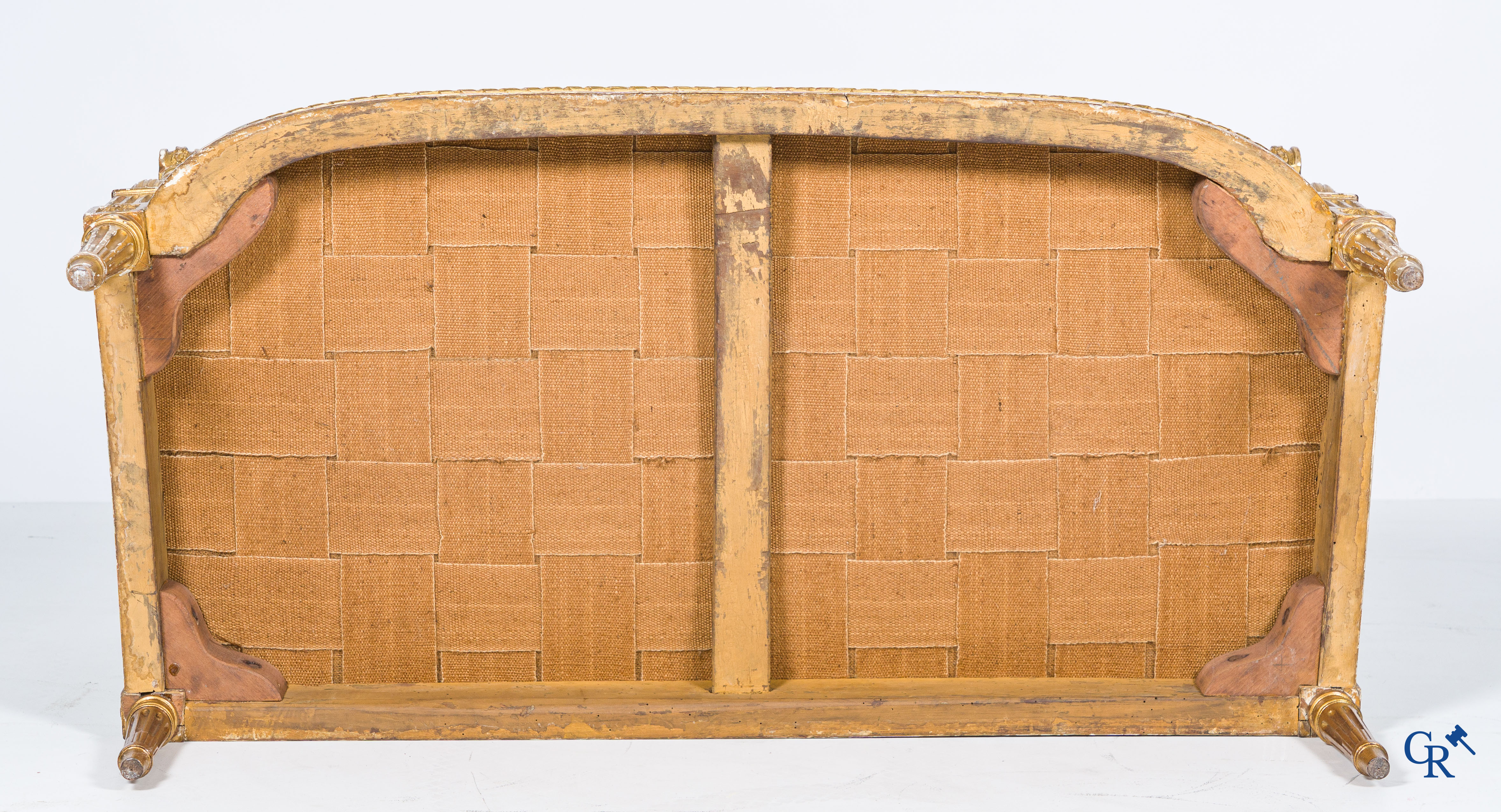 Louis XVI period. Marquise in finely sculpted and gilded wood. Late 18th century.