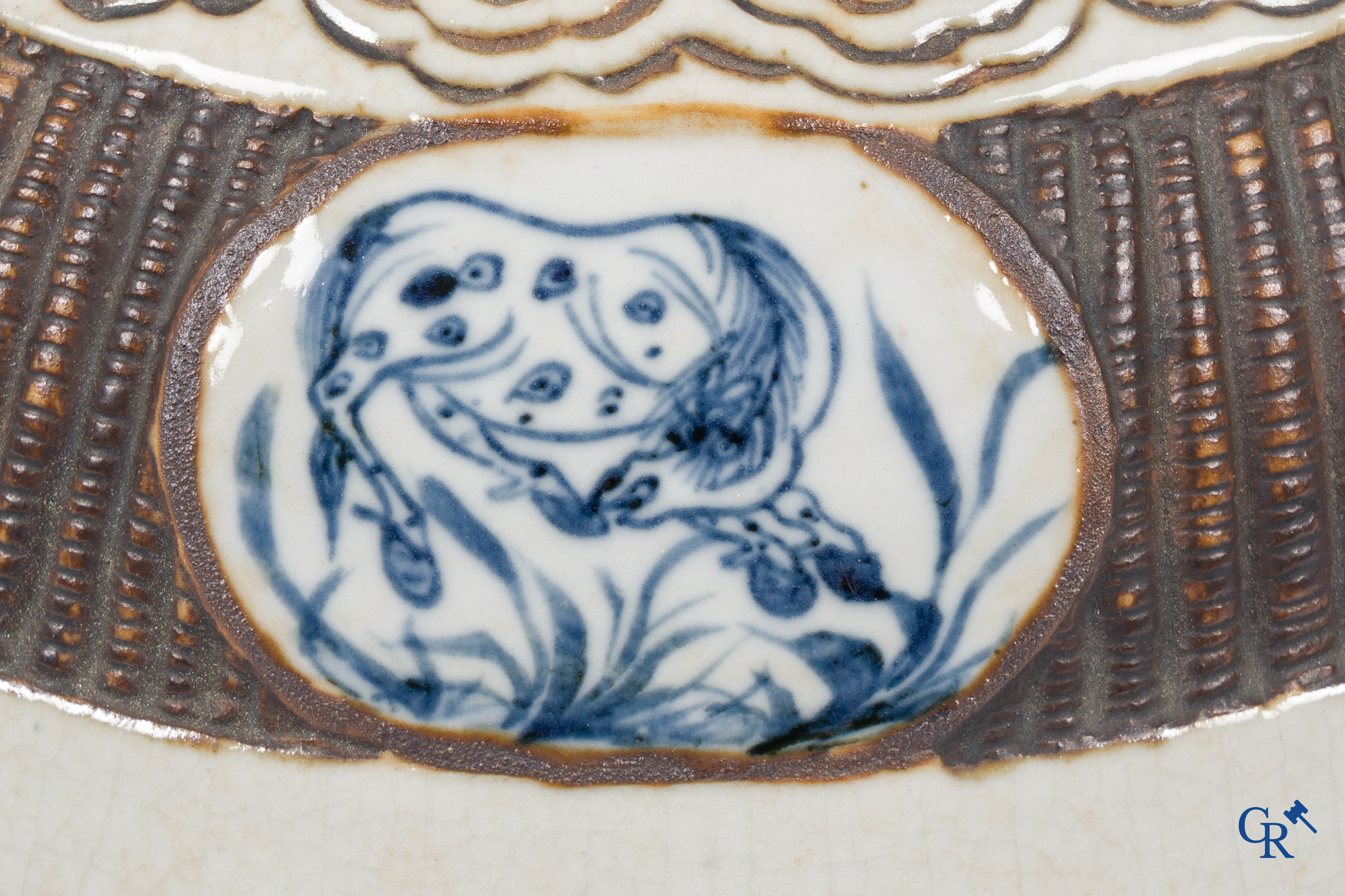 Aziatica, Chinees porselein. Een Chinese craquelé vaas met imitatie vlechtwerk en een decor van paarden. 19e eeuw.