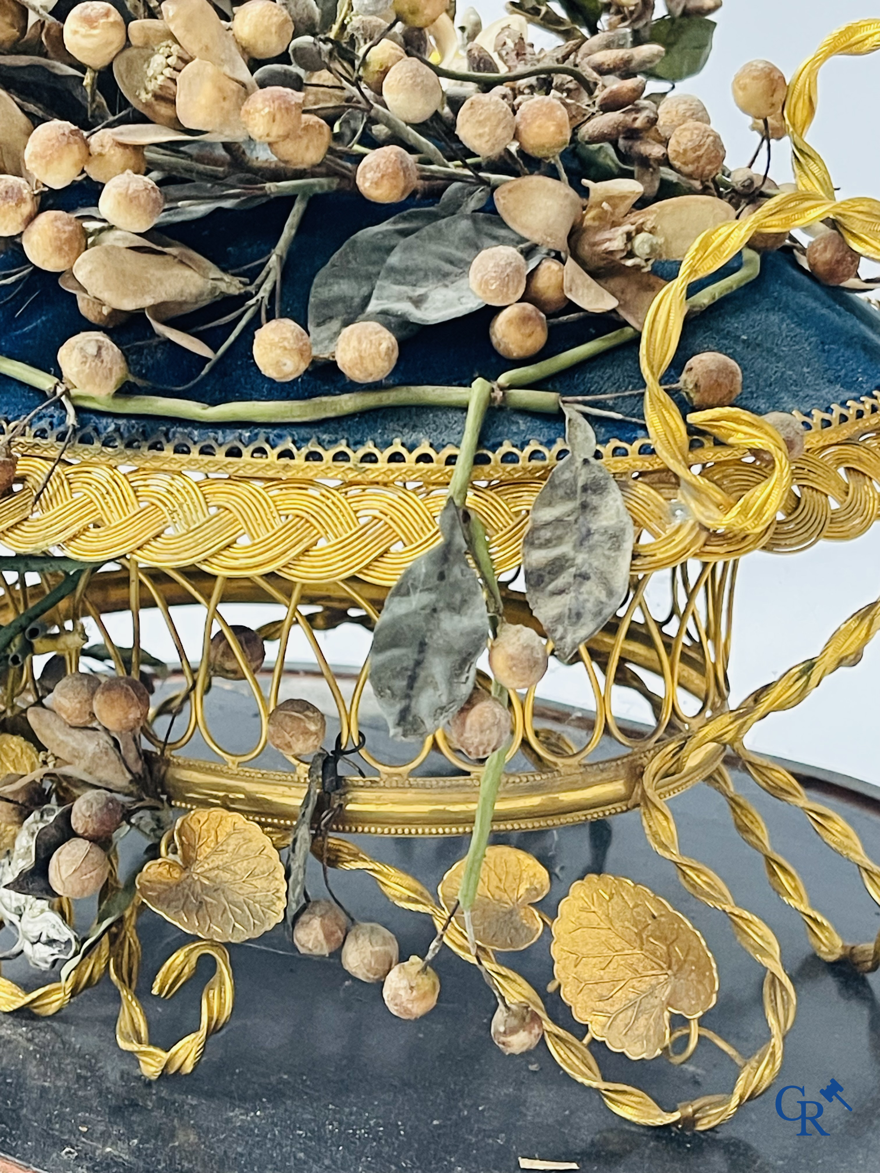 2 glass domes with a bridal bouquet on a cushion with a foot in gilded metal and a foot in Paris porcelain.