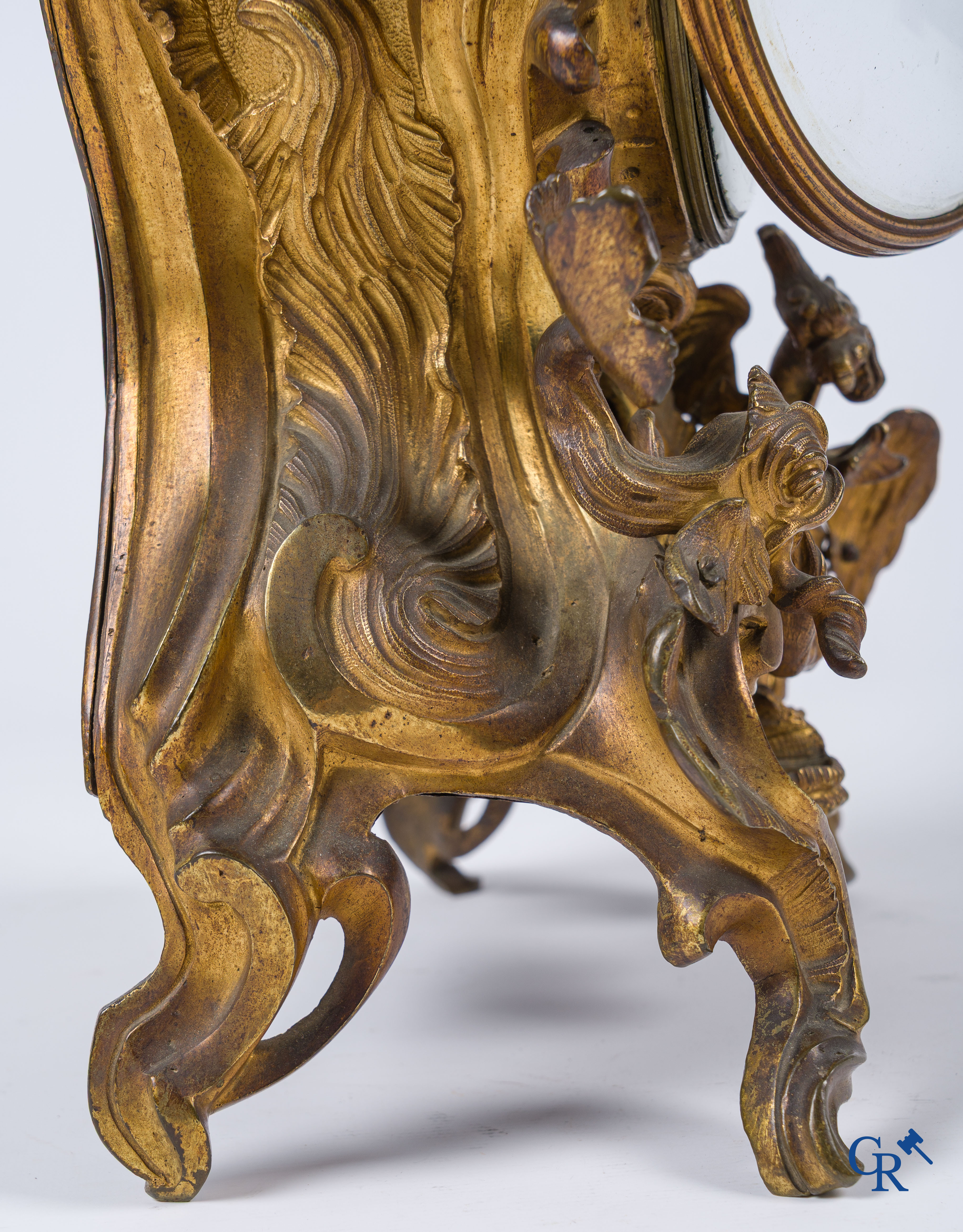 Epoque Louis XV. Pendule LXV en bronze doré orné de Neptune et des animaux marins dans le goût de Charles Cressent.