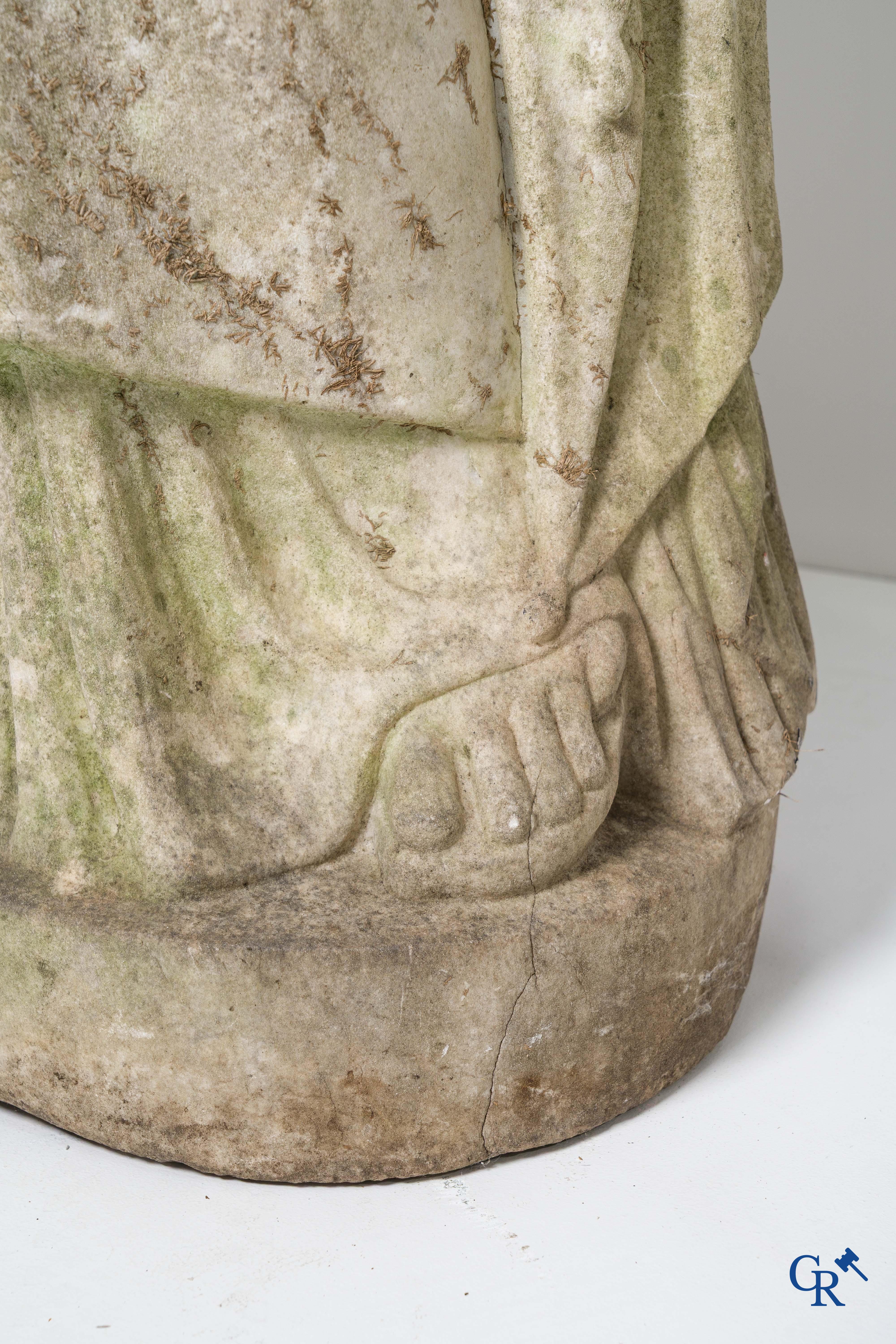2 Imposing sculptures in carved marble. The Roman goddess Cerès and the Greek god Asklepios. Circa 1700-1750.