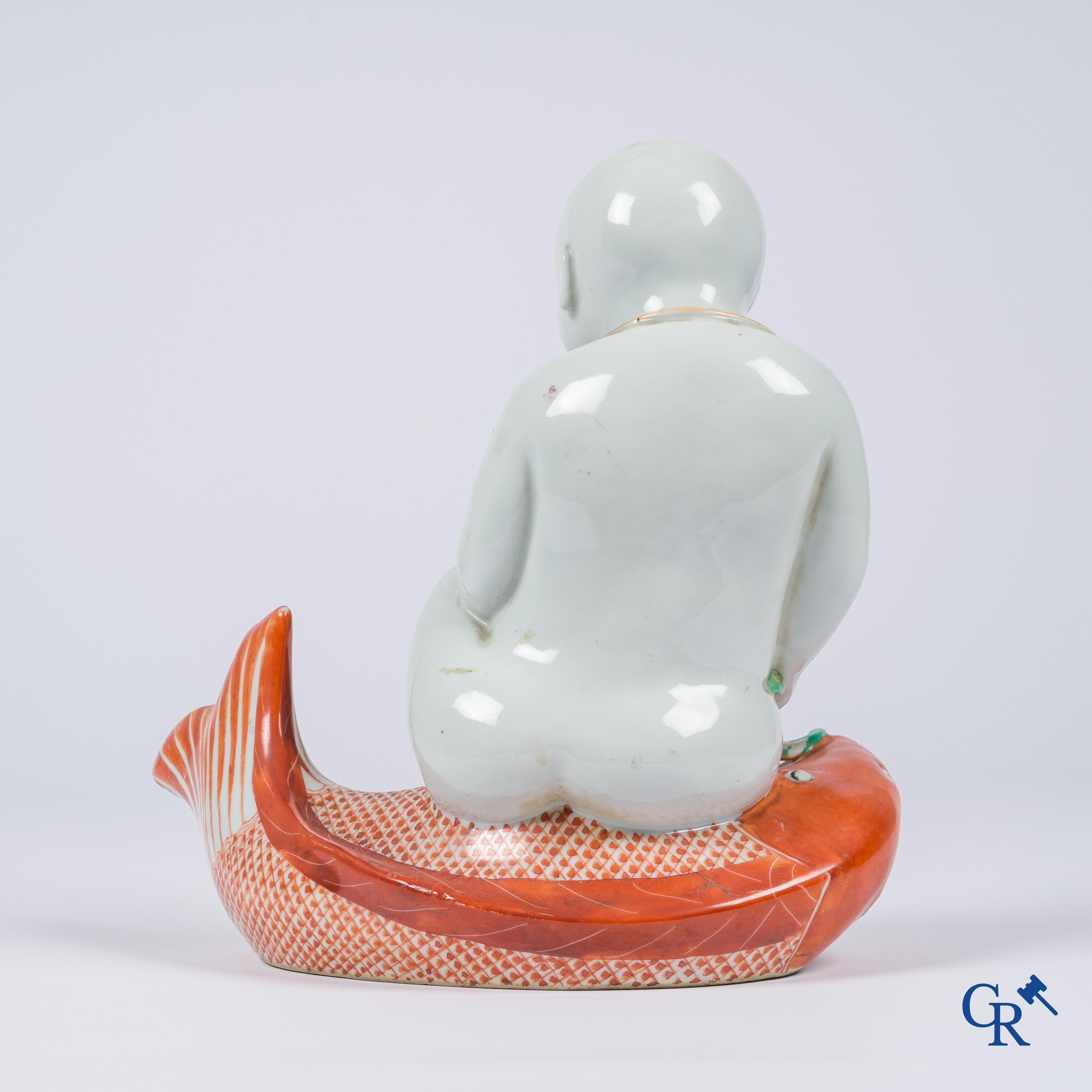 Aziatica, Chinees porselein, famille rose. Voorstelling van een jongen "Tongzi" op een karper. Gemerkt.