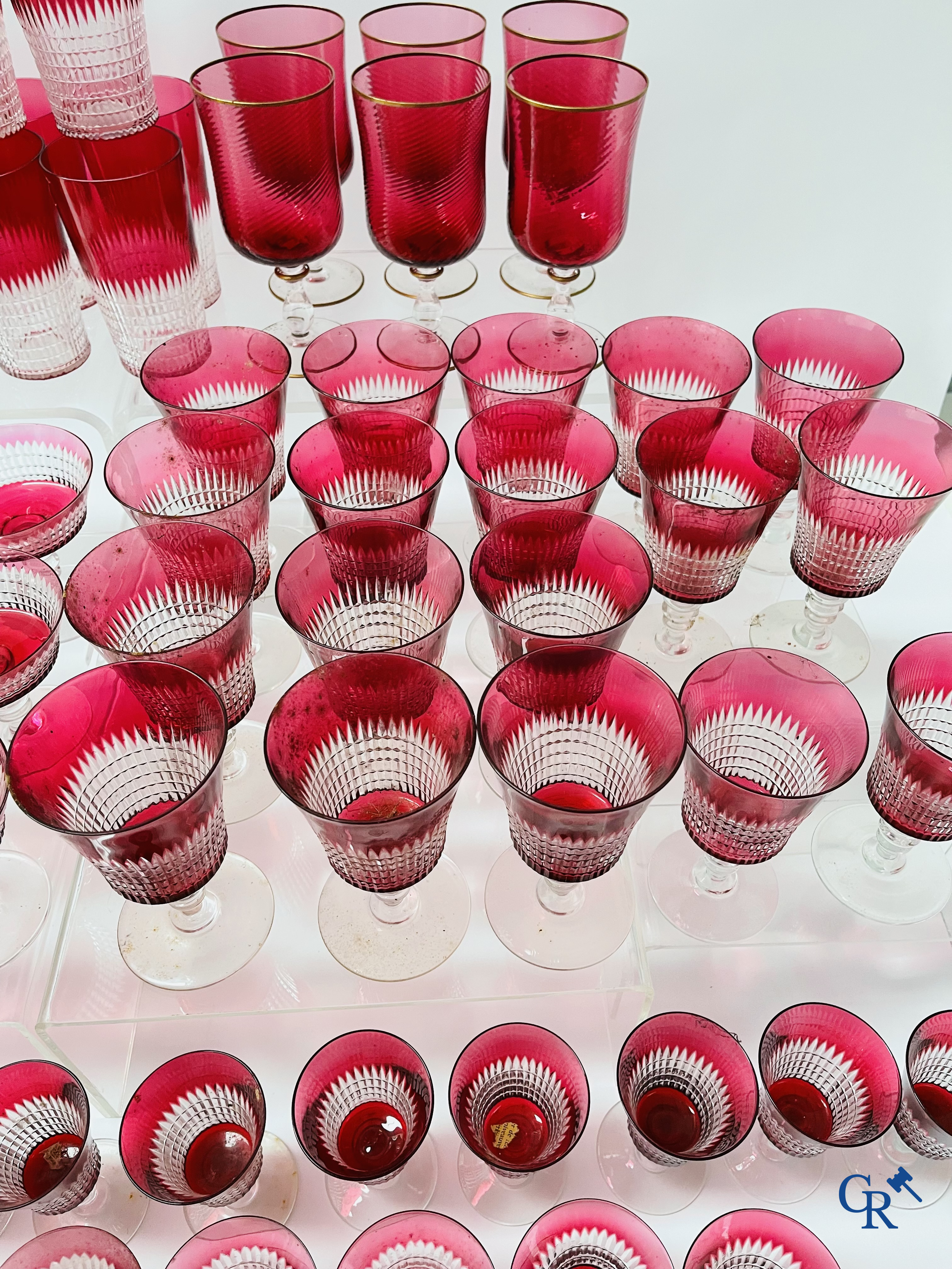 Een uitgebreid servies in rood geslepen kristal, hoogstwaarschijnlijk Val Saint Lambert.