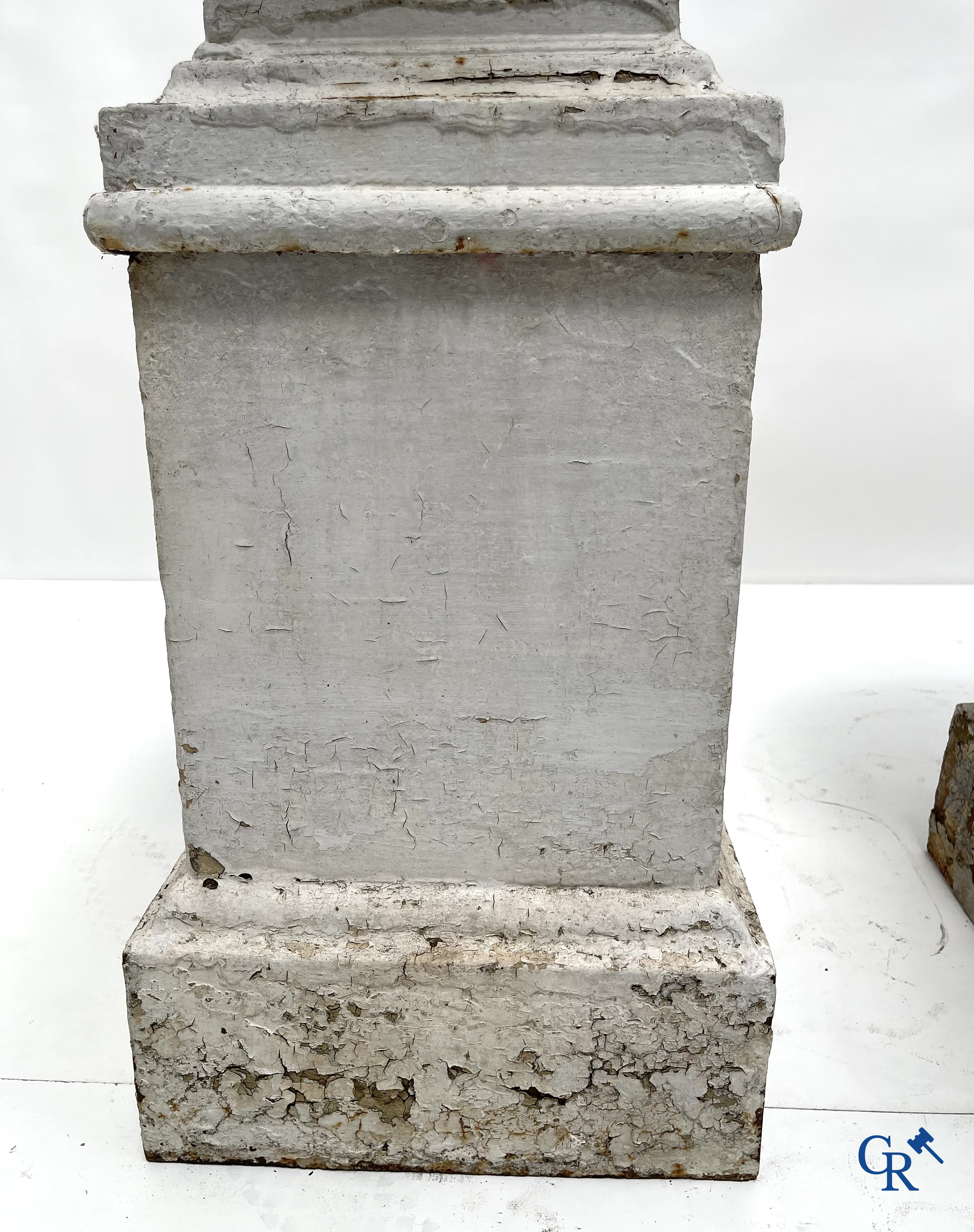 Tuindecoratie. Een paar grote gietijzer tuinvazen op sokkel. Oude patina, 19de eeuw.