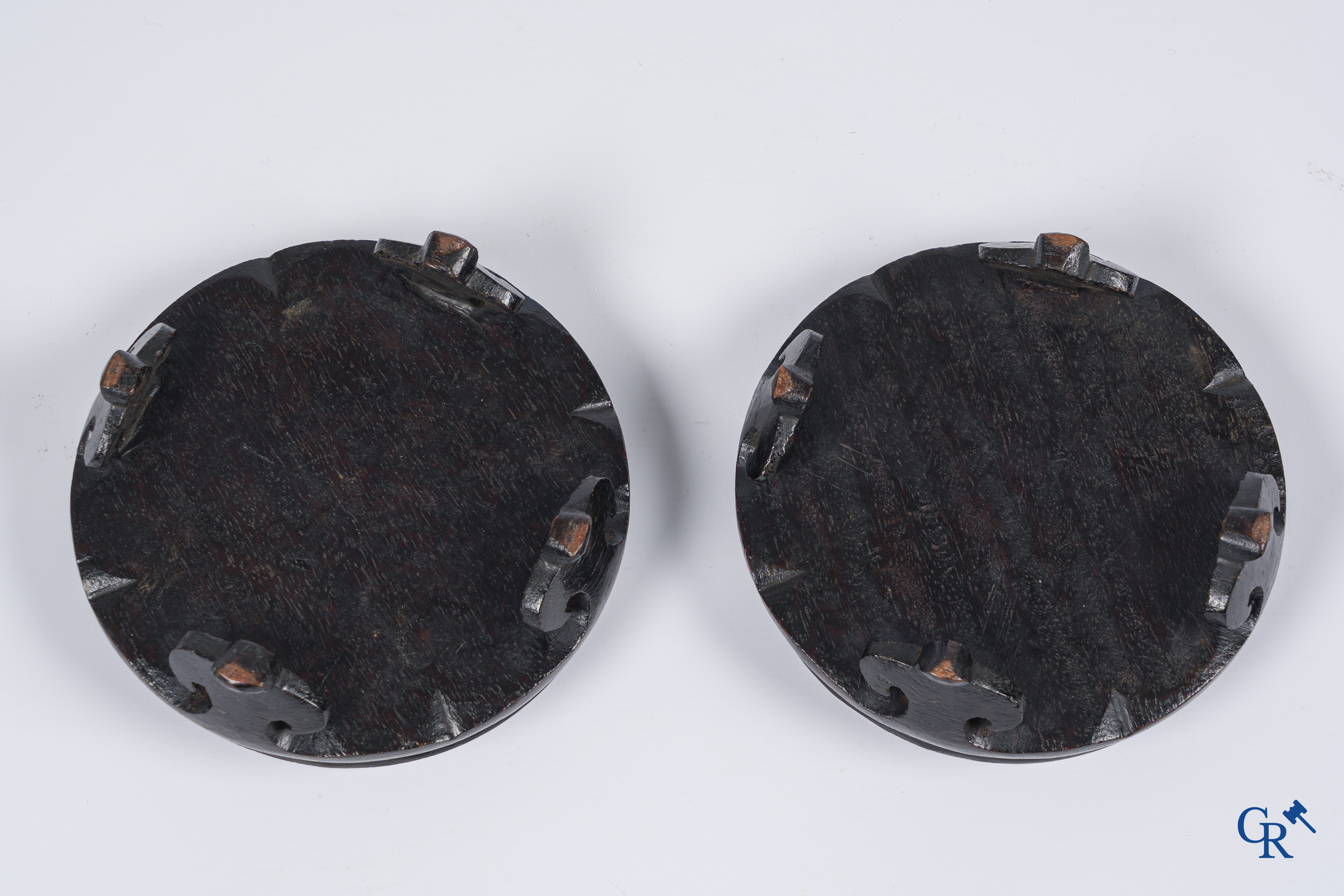 Aziatica, Chinees porselein. Een paar vierkante famille rose vazen. 19de eeuw.