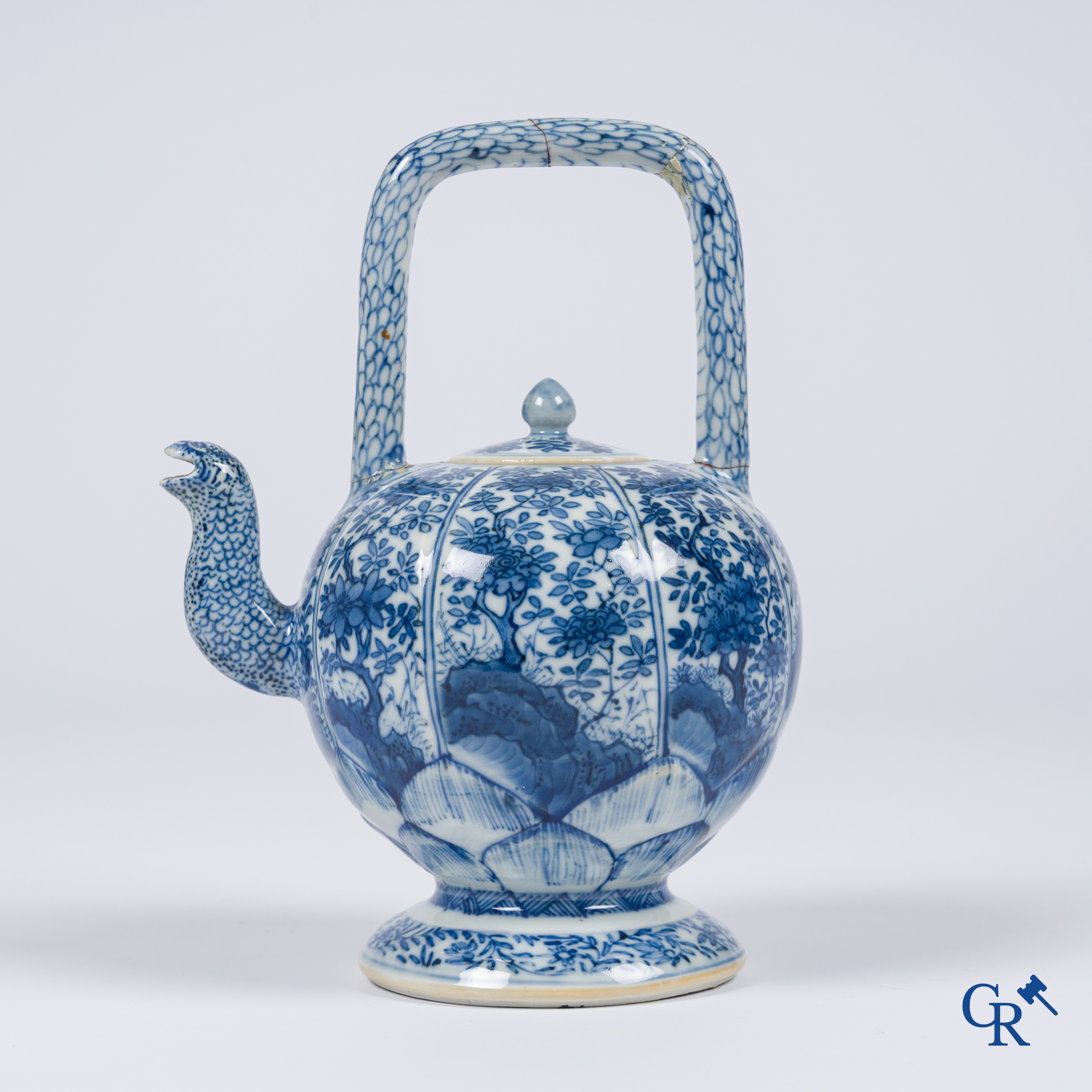 Asian Art, Chinese porcelain. A Chinese blue and white teapot with lid. Kangxi.