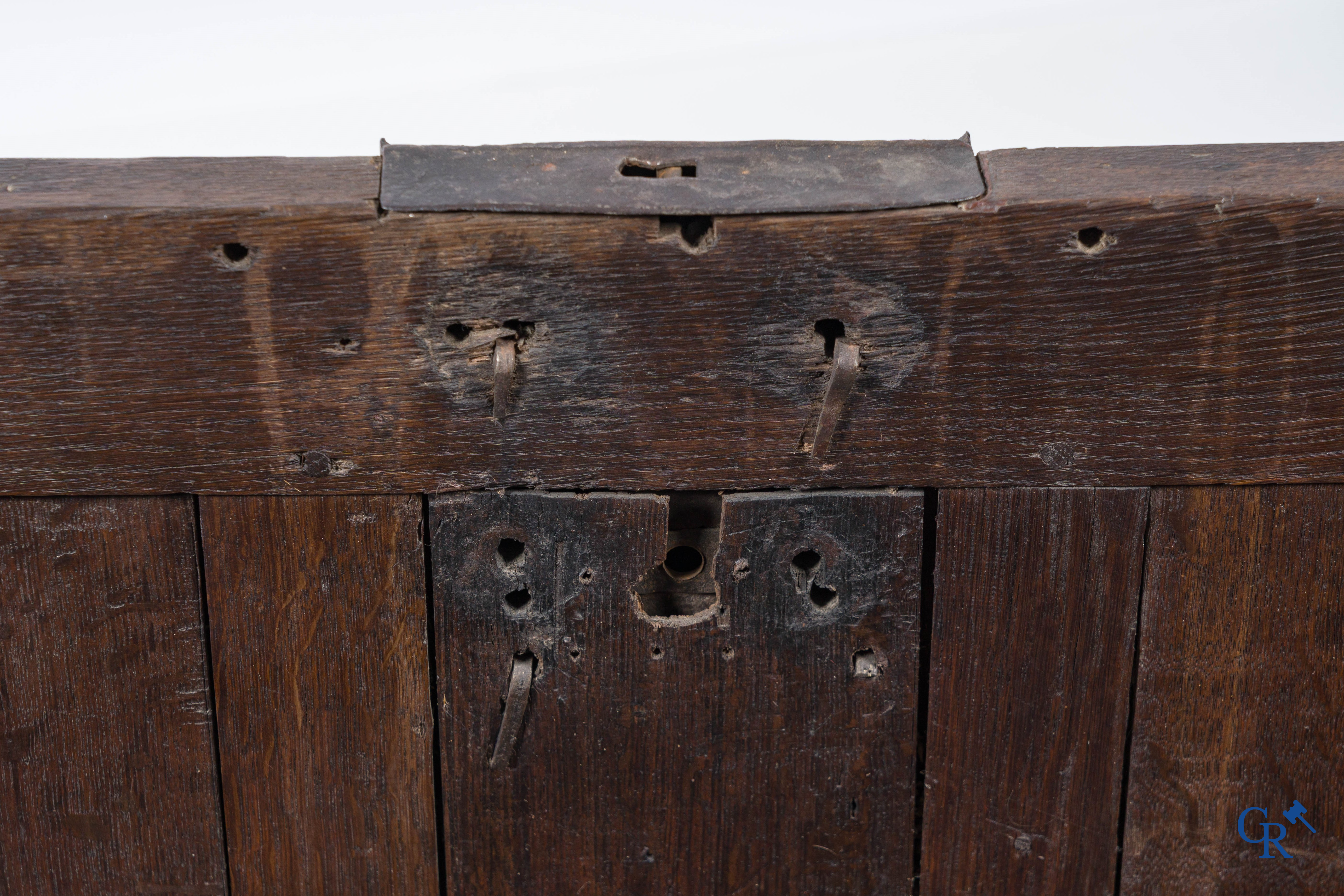 Gotiek. Een Gotische eikenhouten gesculpteerde koffer met zijn slotwerk in smeedijzer. 2de helft 15e eeuw.