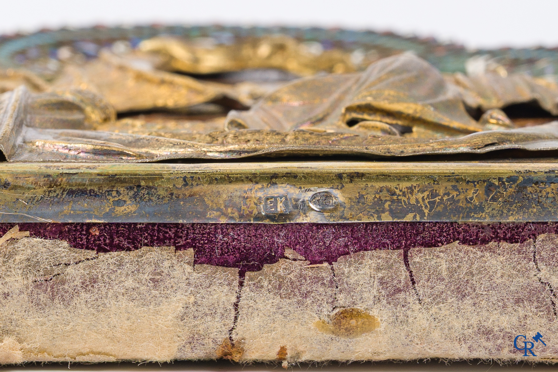 Iconen, een paar Russische geëmailleerde iconen in een houten frame. Keurmerken.