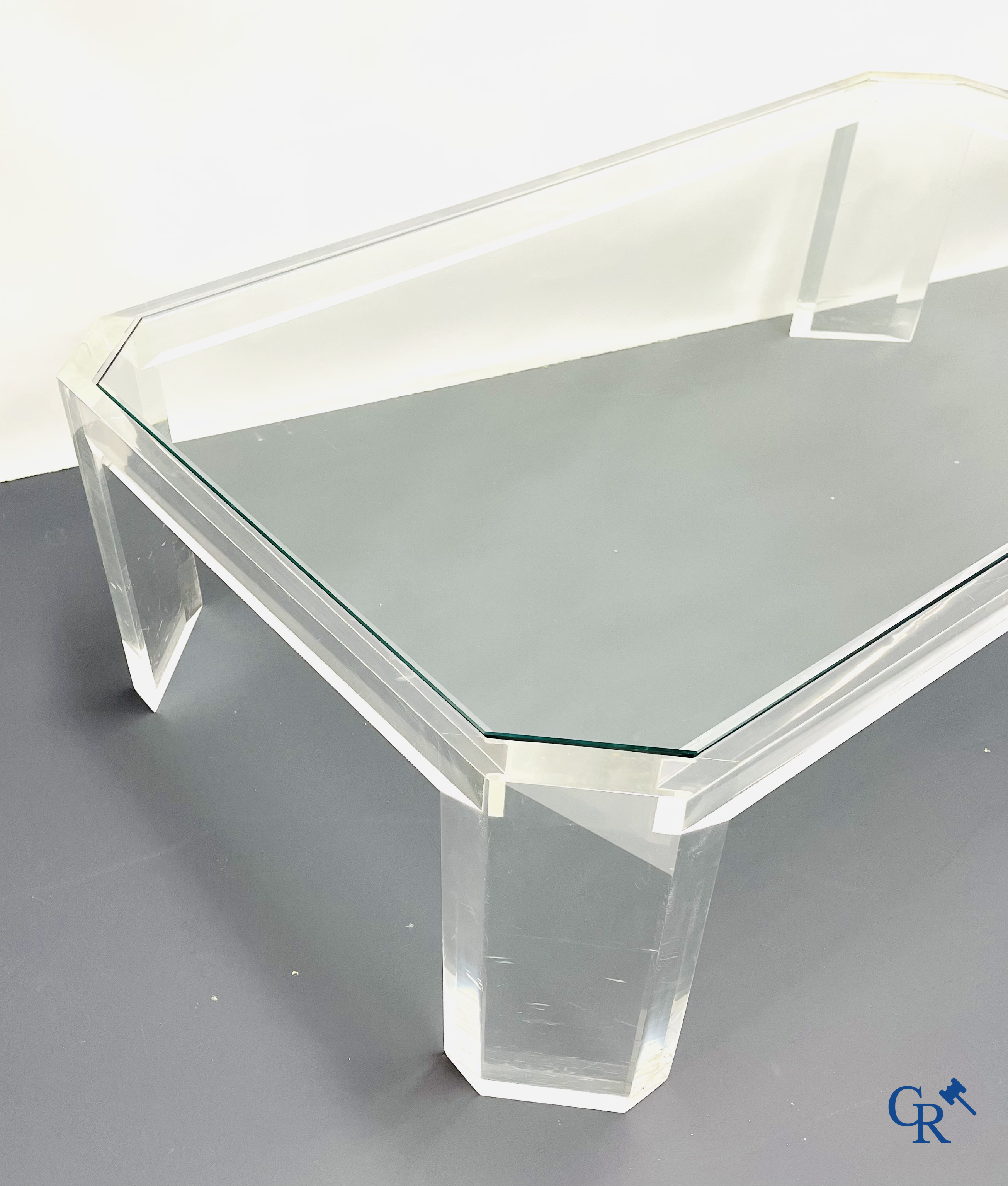 A coffee table in plexiglass with a glass tablet. Around 1980.