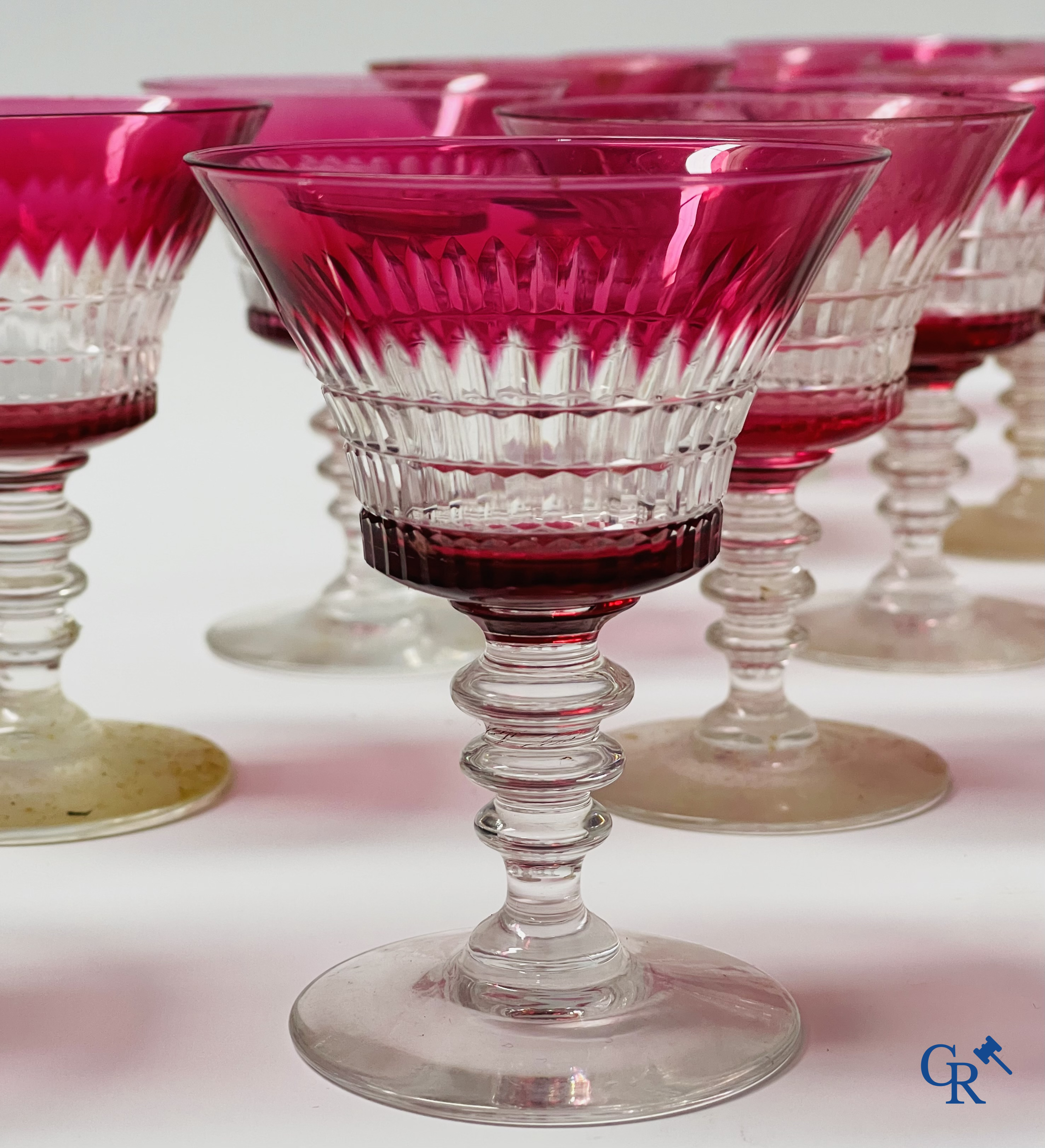 Een uitgebreid servies in rood geslepen kristal, hoogstwaarschijnlijk Val Saint Lambert.