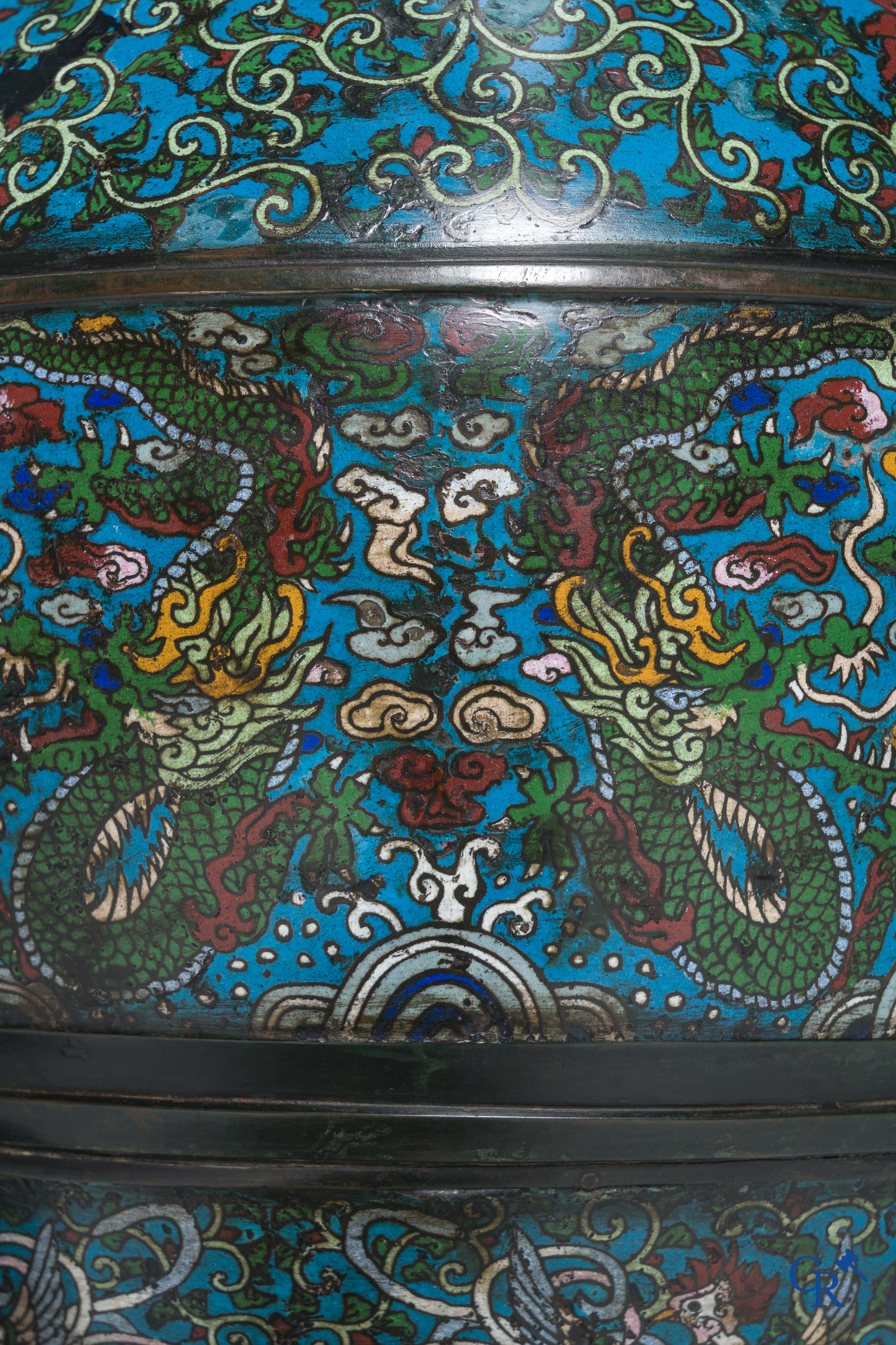 Aziatica, een imposant paar vazen in Champlevé met een decor van draken, lotusbloemen en feniksen, 19e eeuw.