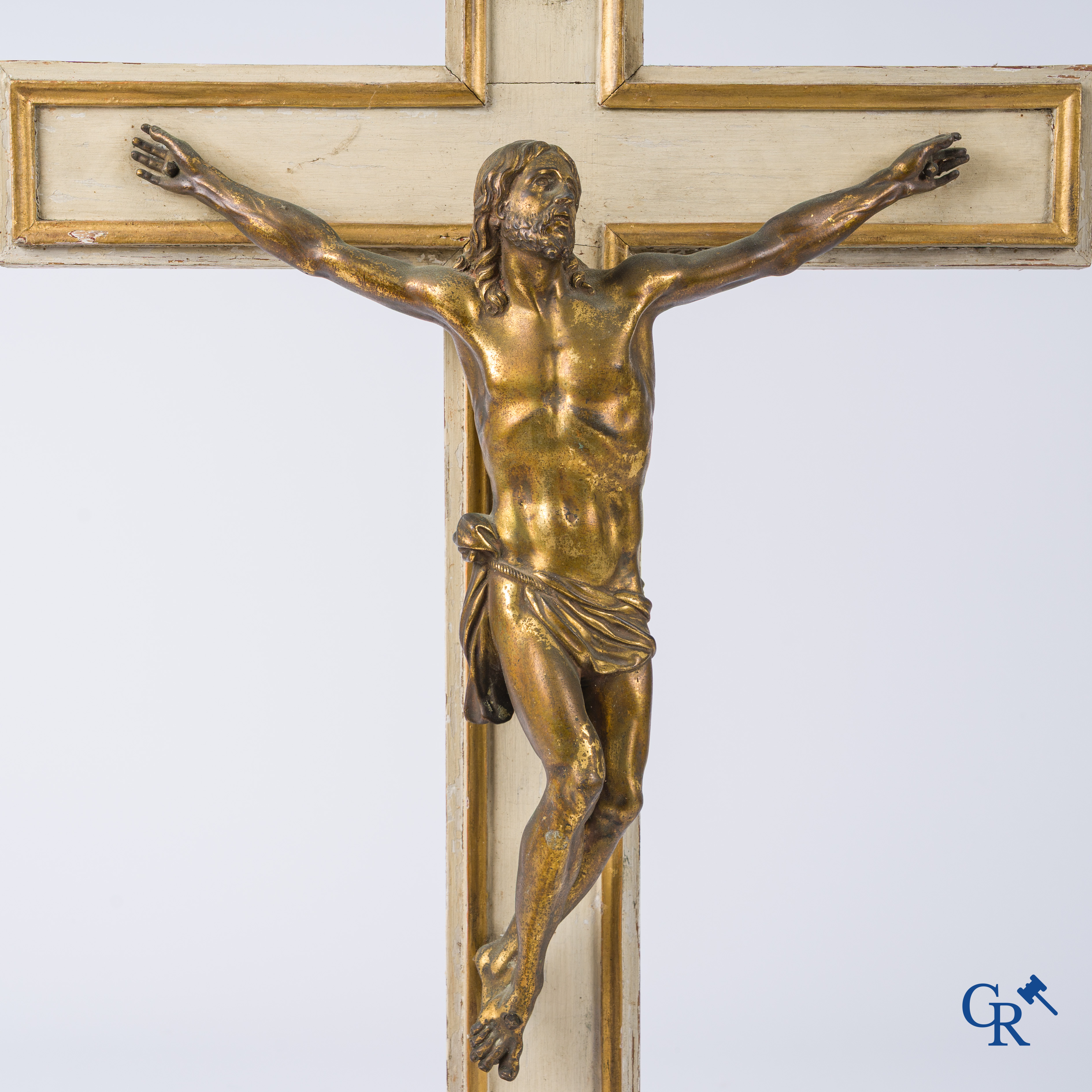 Religieuze objecten, een grote vergulde bronzen corpus, 18e eeuw.