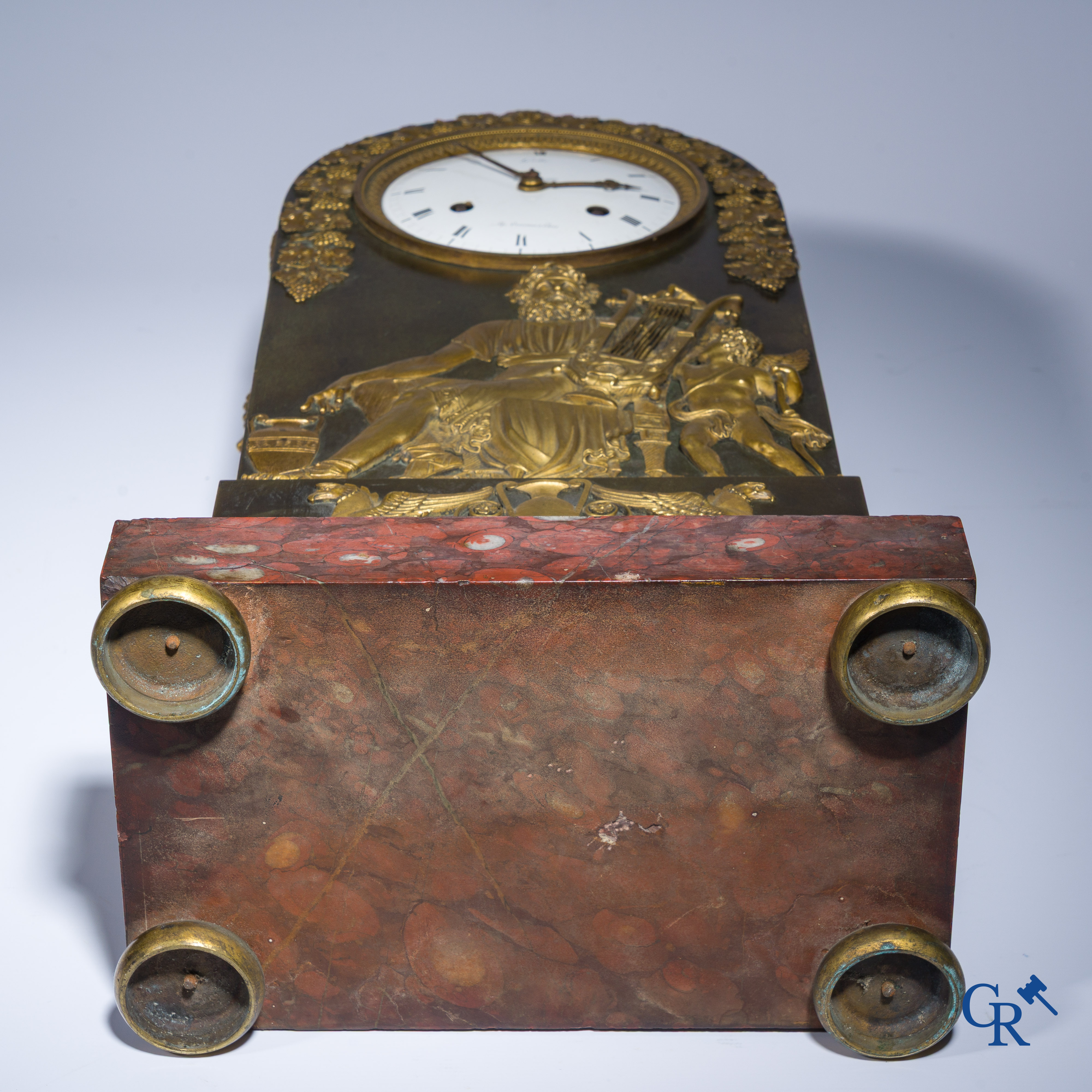 Claude Galle, Rue Vivienne à Paris. Pendule borne "Anacréon" en bronze doré et patiné. Empire, vers 1806.