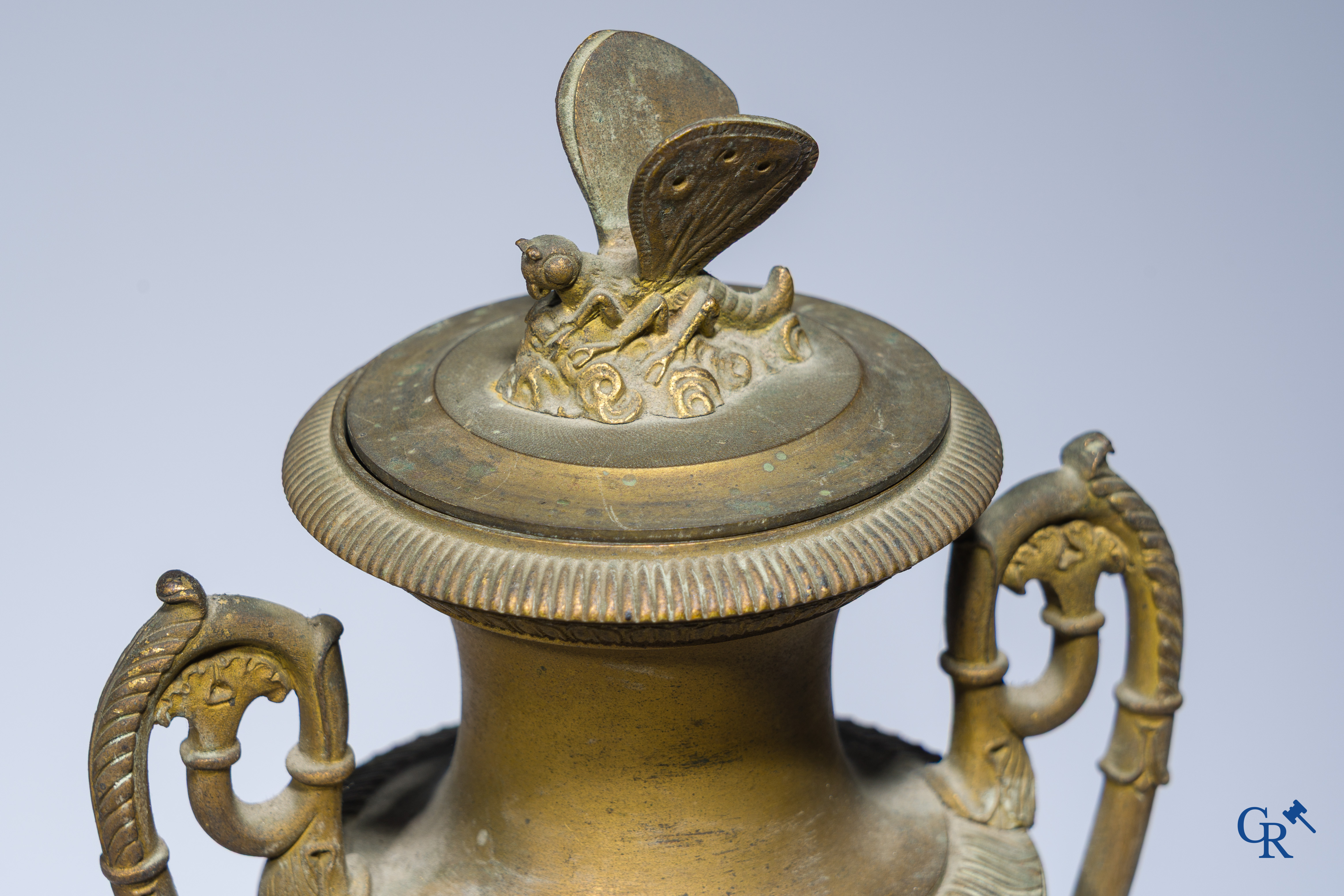 Empire tijdperk, een 3-delige fijn geciseleerde garnituur met cassolettes, Frankrijk circa 1810.