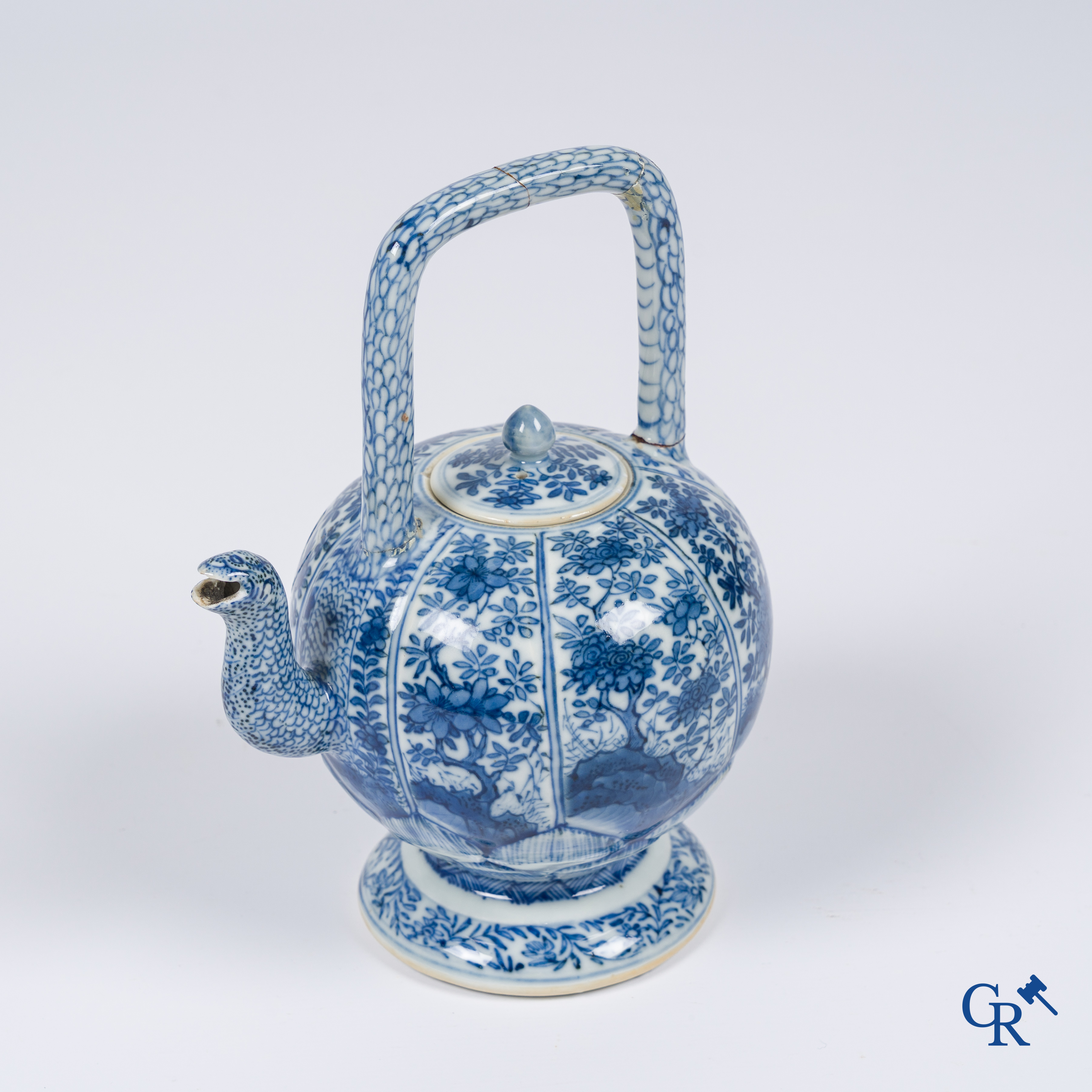 Asian Art, Chinese porcelain. A Chinese blue and white teapot with lid. Kangxi.