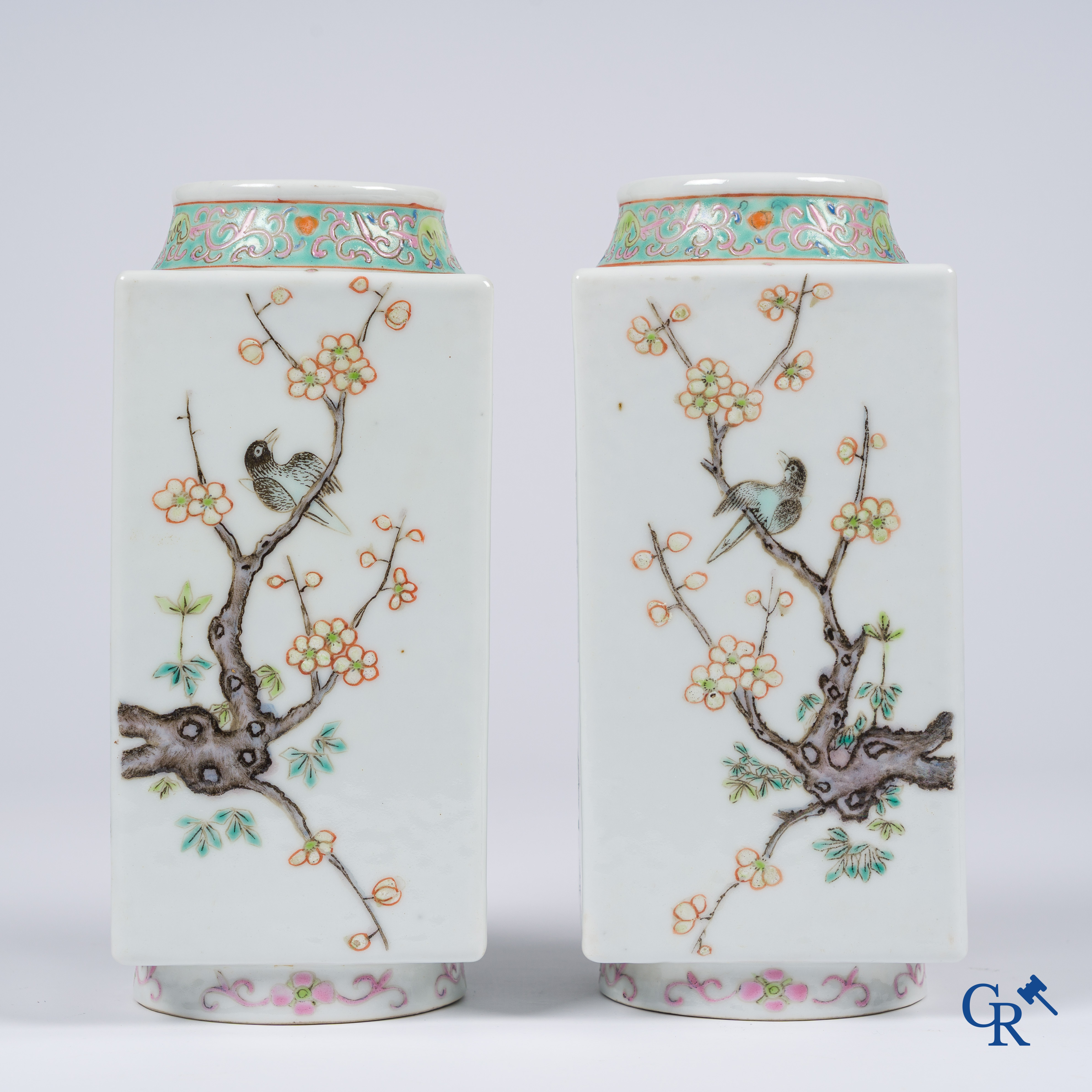 Aziatica, Chinees porselein. Een paar vierkante famille rose vazen. 19de eeuw.