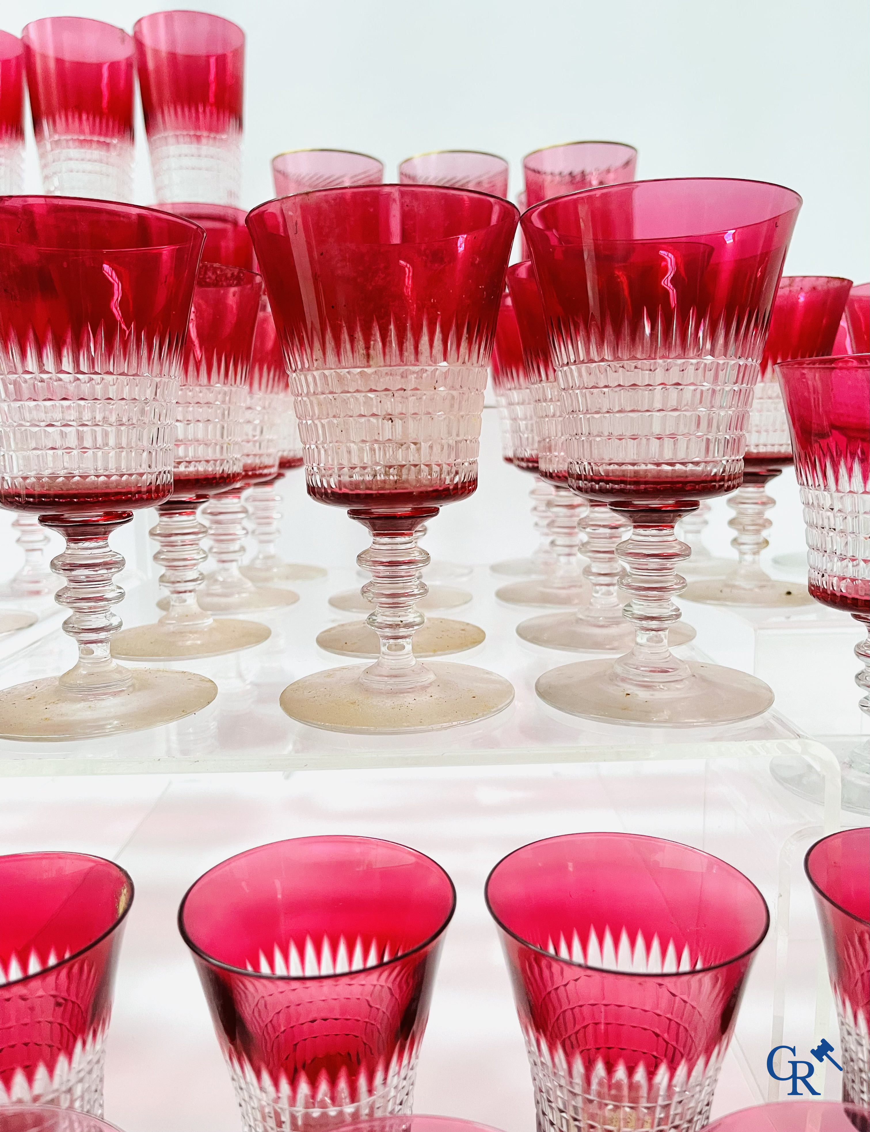 Een uitgebreid servies in rood geslepen kristal, hoogstwaarschijnlijk Val Saint Lambert.