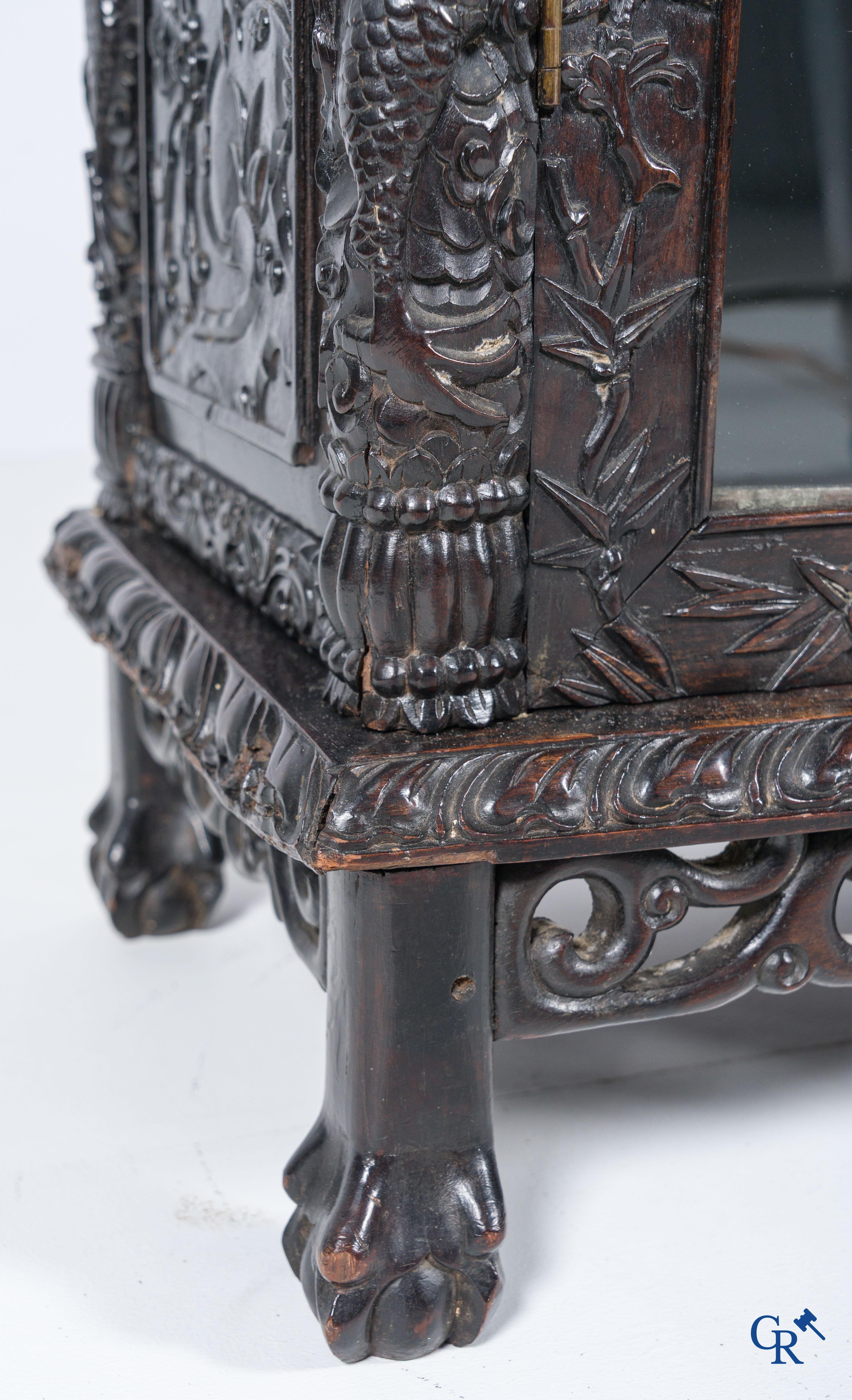 Asian Art, a 2-door display cabinet in finely carved Chinese hardwood. 19th century.