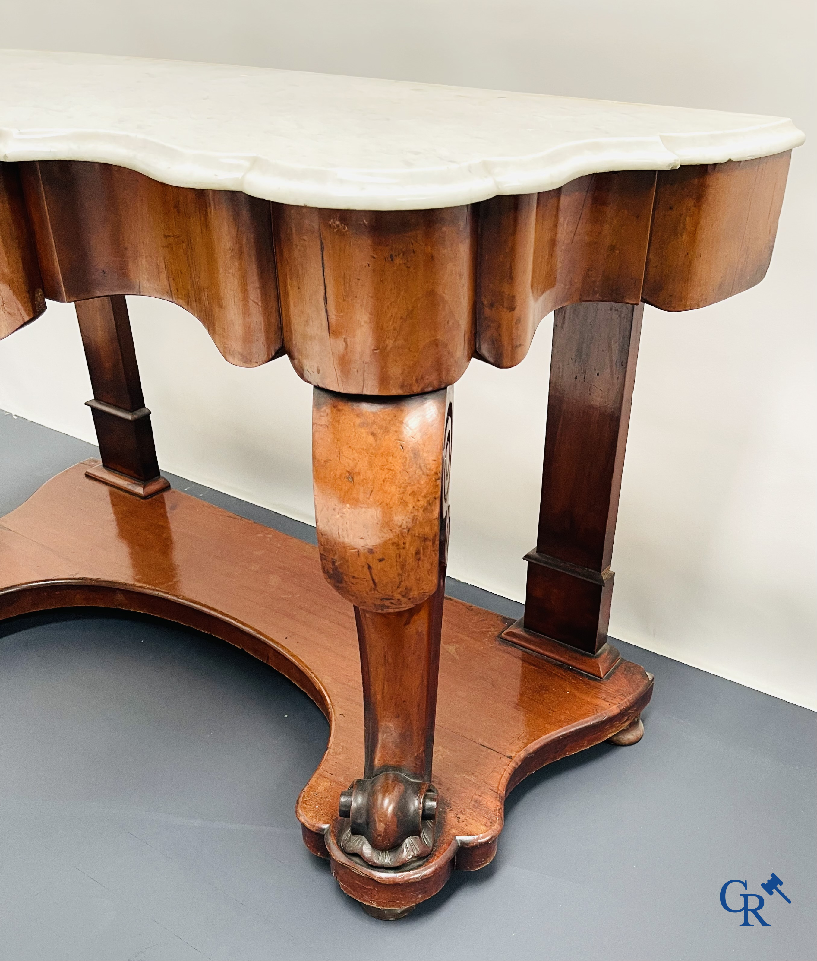 Een console met lade in mahoniehout en marmer. Louis Philippe periode.