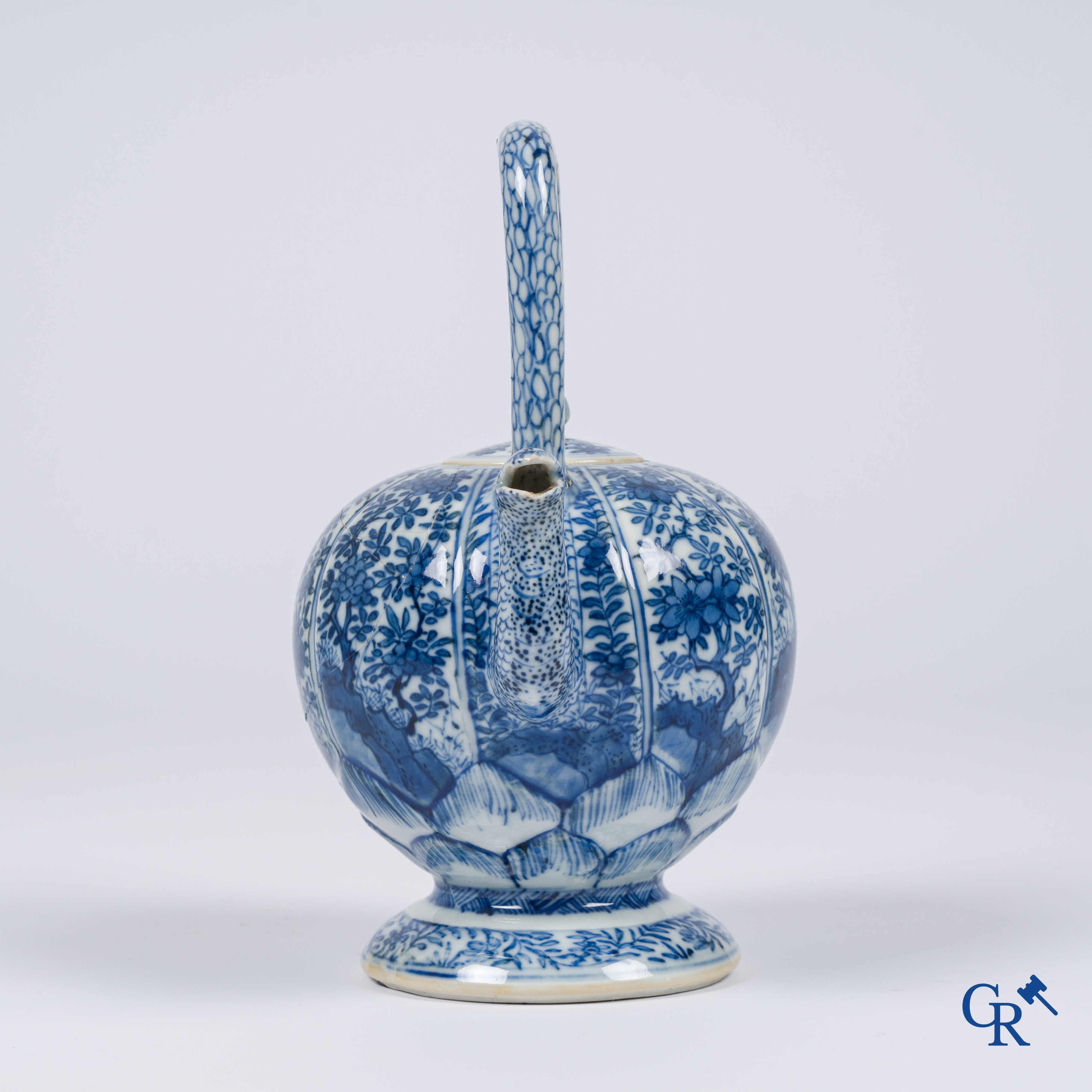 Asian Art, Chinese porcelain. A Chinese blue and white teapot with lid. Kangxi.