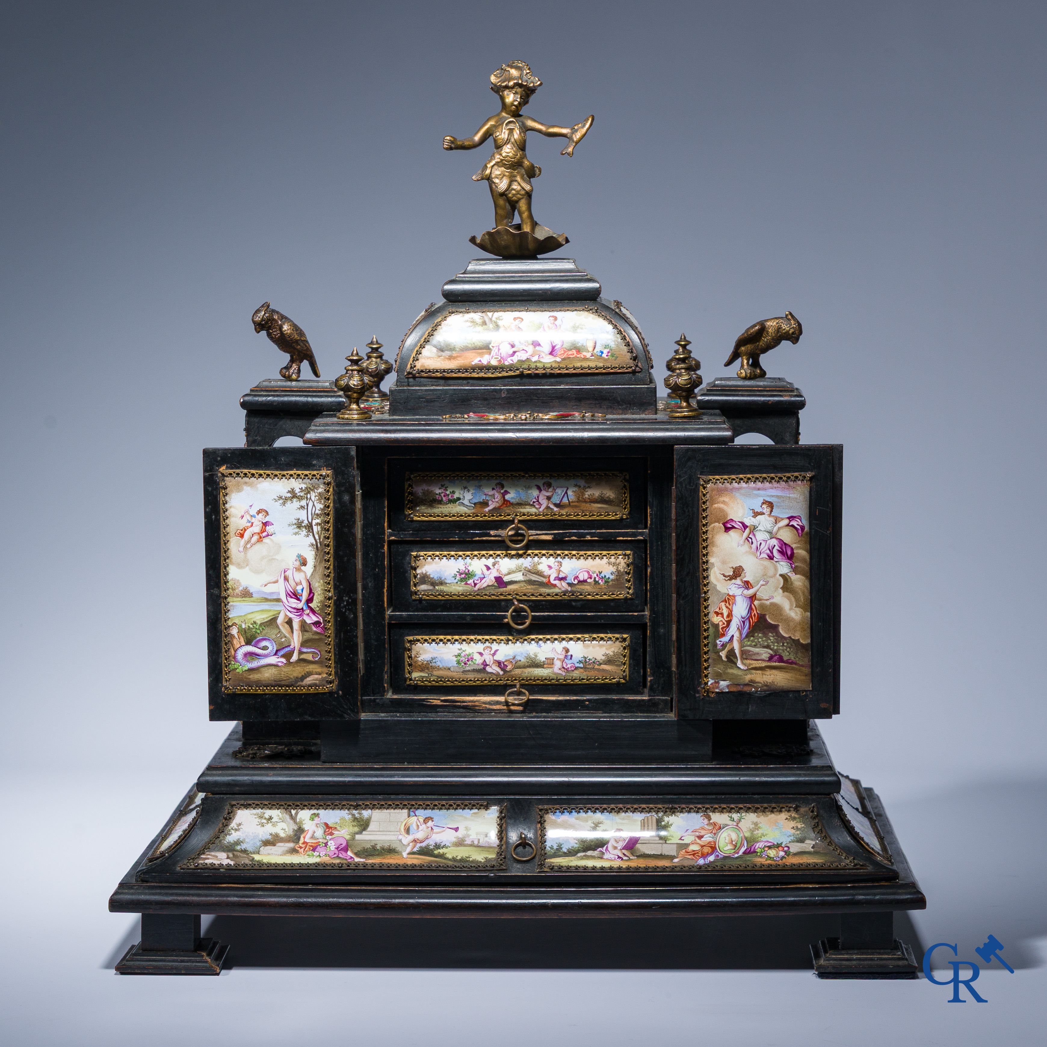 Een Weens geëmailleerd tafel kabinet in ebbenhout met laden en bronsbeslag. 19e eeuw.