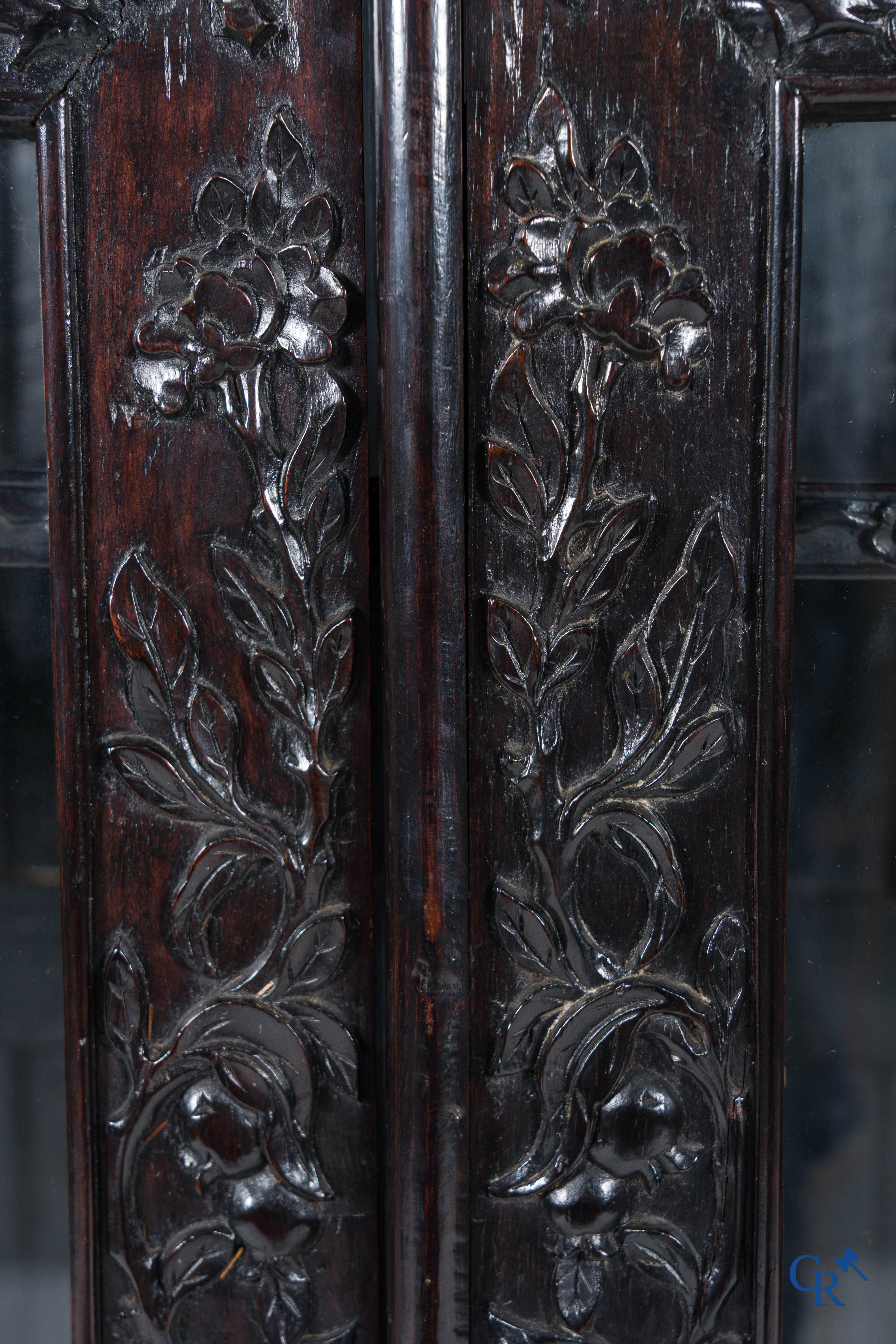 Asian Art, a 2-door display cabinet in finely carved Chinese hardwood. 19th century.