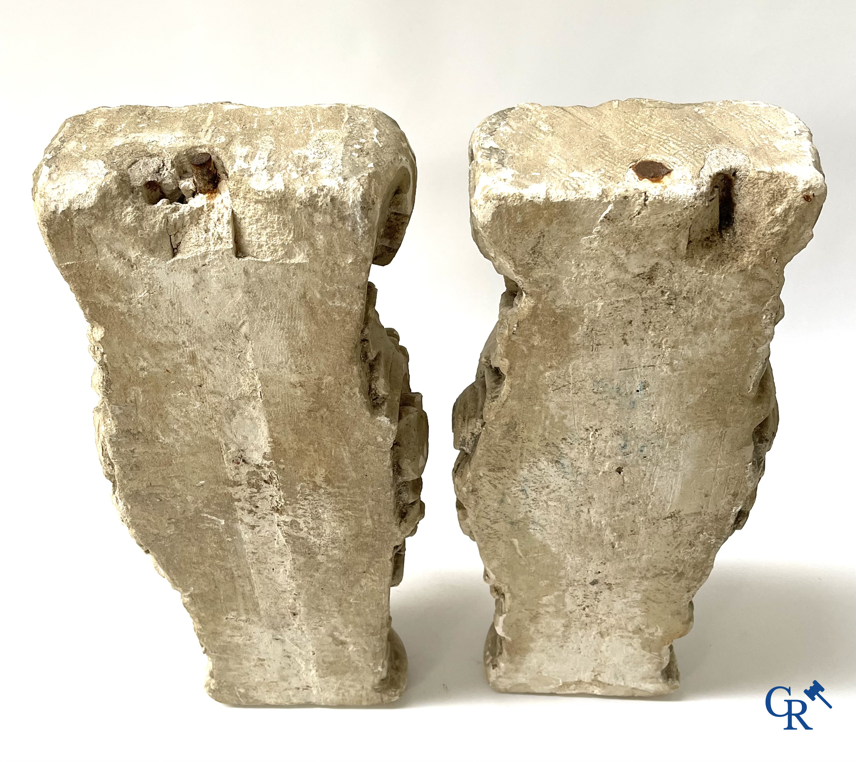 Paar gebeeldhouwde kalkstenen kapitelen. Frankrijk, hoogstwaarschijnlijk Champagnestreek, XIIe eeuw.