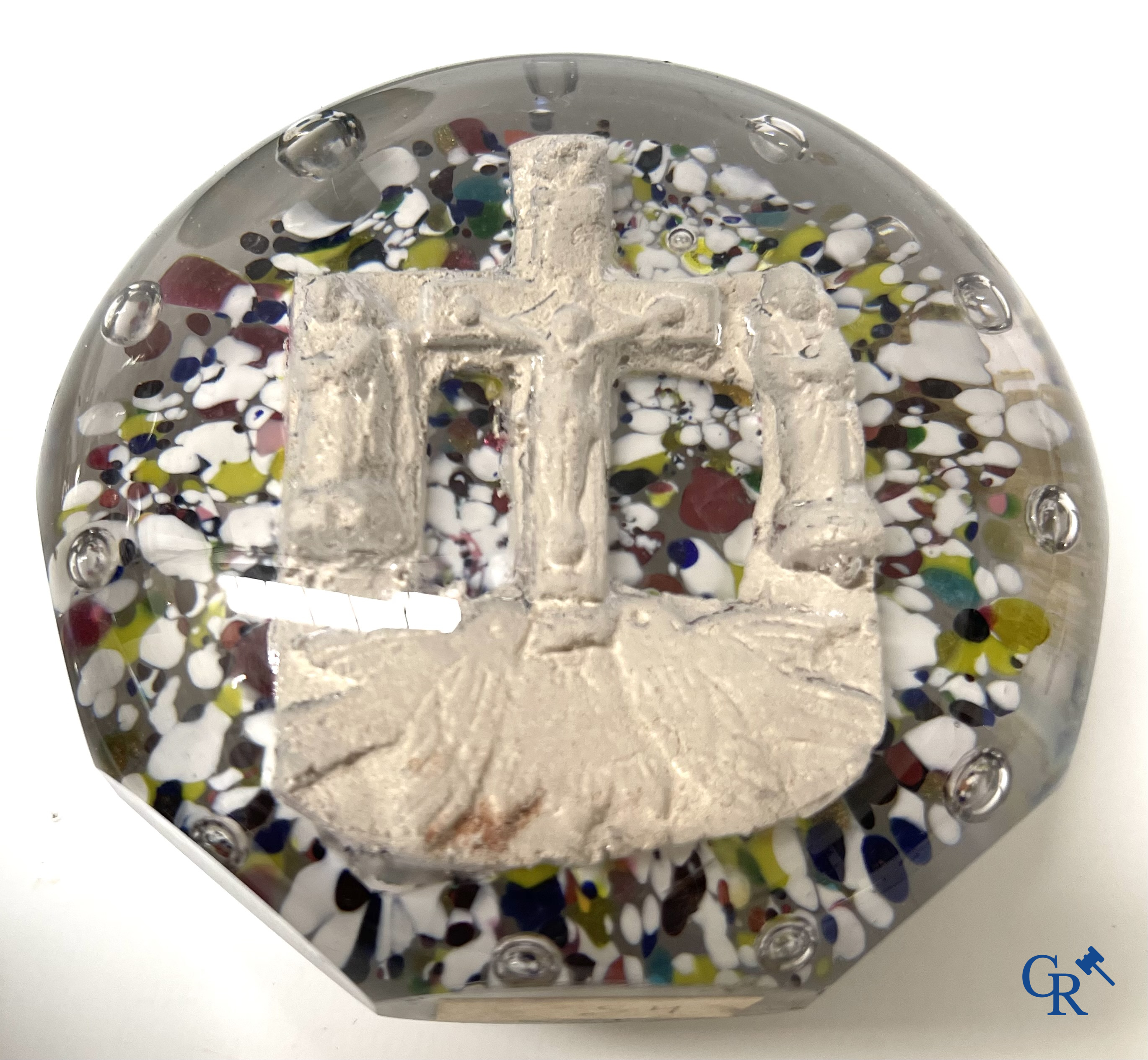 Meerdere presse-papiers en sulfure objecten waaronder een zeldzaam boule presse-papier met voorstelling van Henri II.