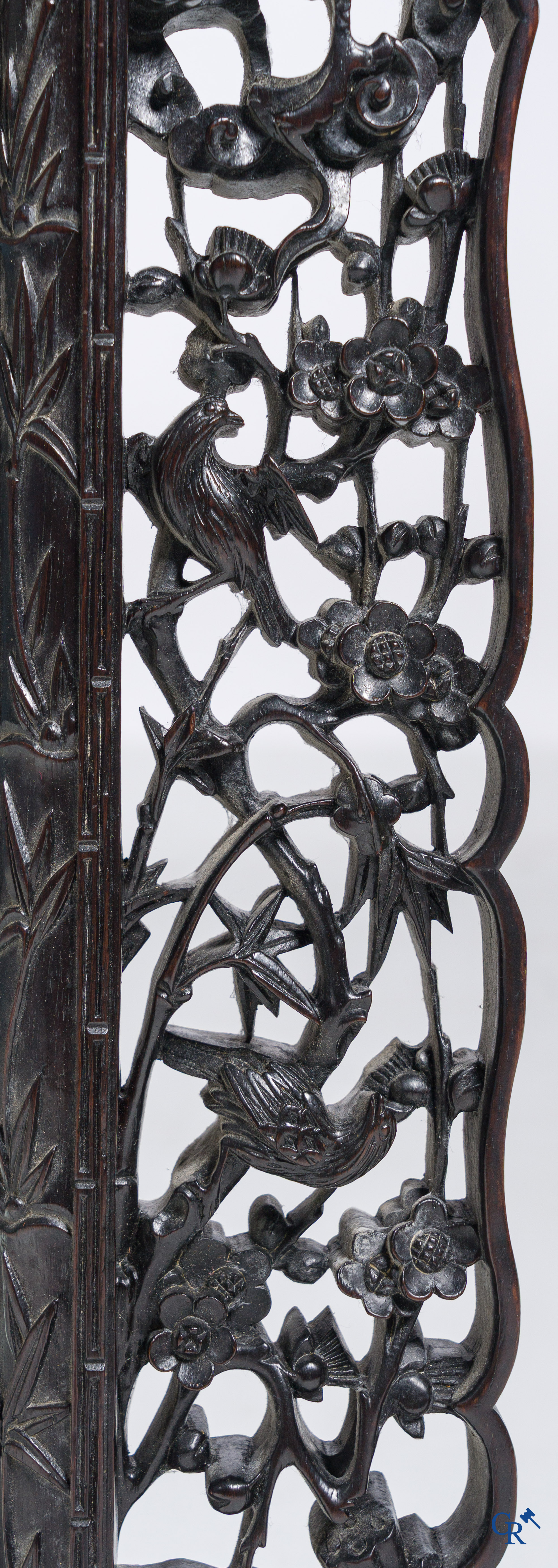 Asian Art, a large mirror in carved Chinese hardwood. 19th century.