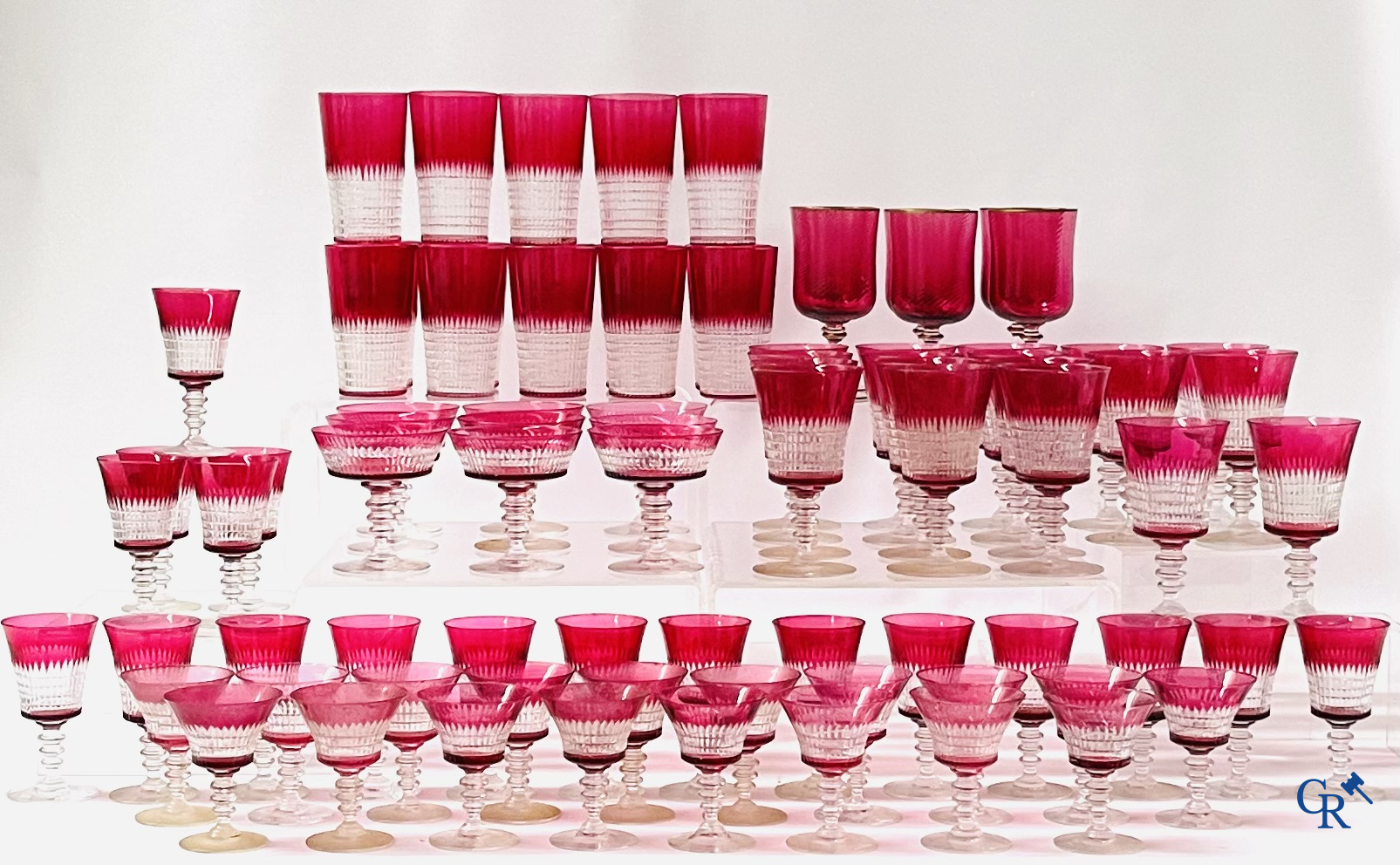 Een uitgebreid servies in rood geslepen kristal, hoogstwaarschijnlijk Val Saint Lambert.