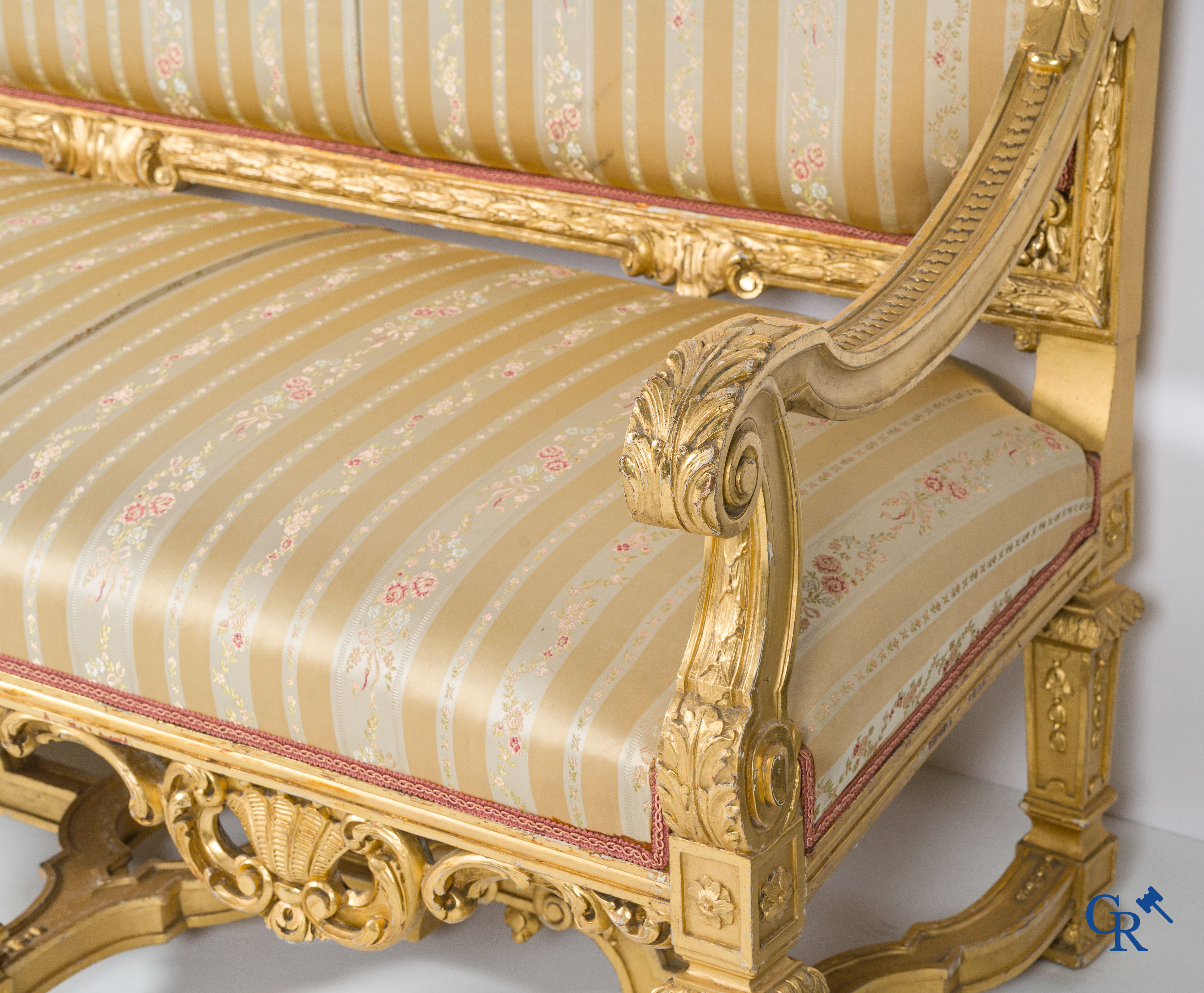 Napoleon III-periode. Een imposante 5-delig rijkelijk hout gesculpteerde en vergulde salon. Circa 1880.