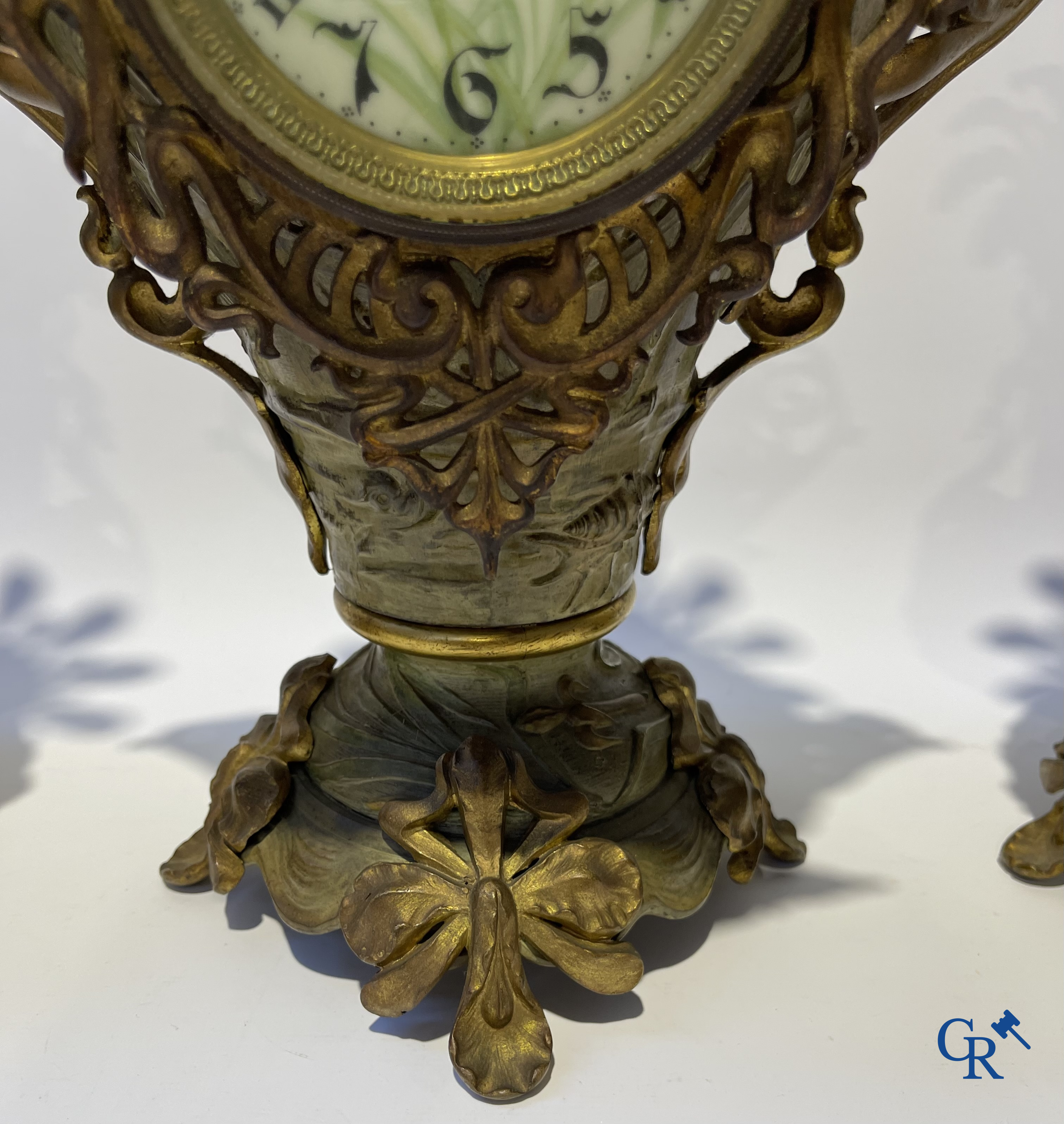 Art Nouveau, een uitzonderlijk 3-delig koud beschilderde bronzen schouwgarnituur met zeedieren. Circa 1900.