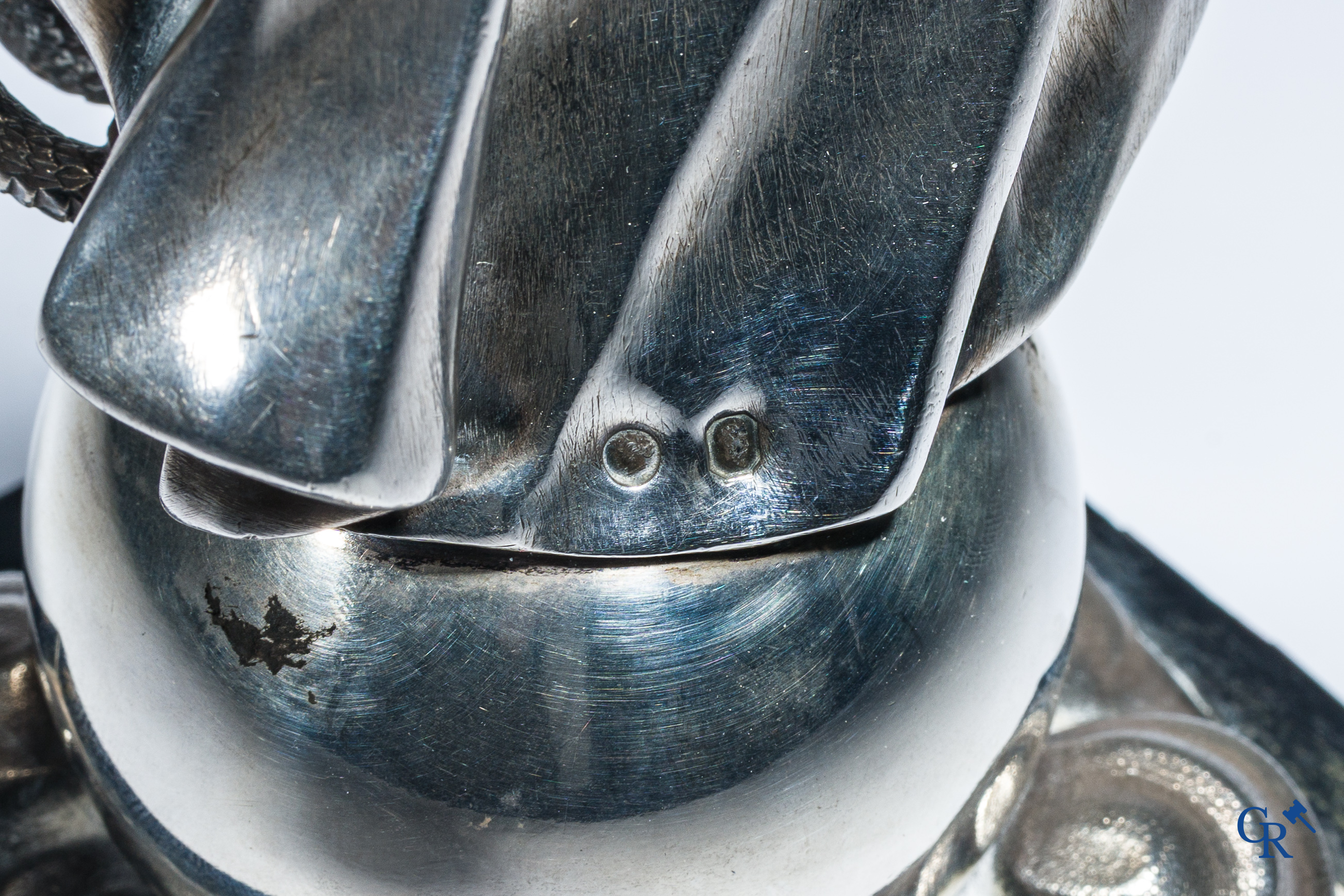 Een zilveren beeld van de Maagd Maria op een zwartgelakte sokkel in perelaar. Keurstempels Vieillard en Cérès.