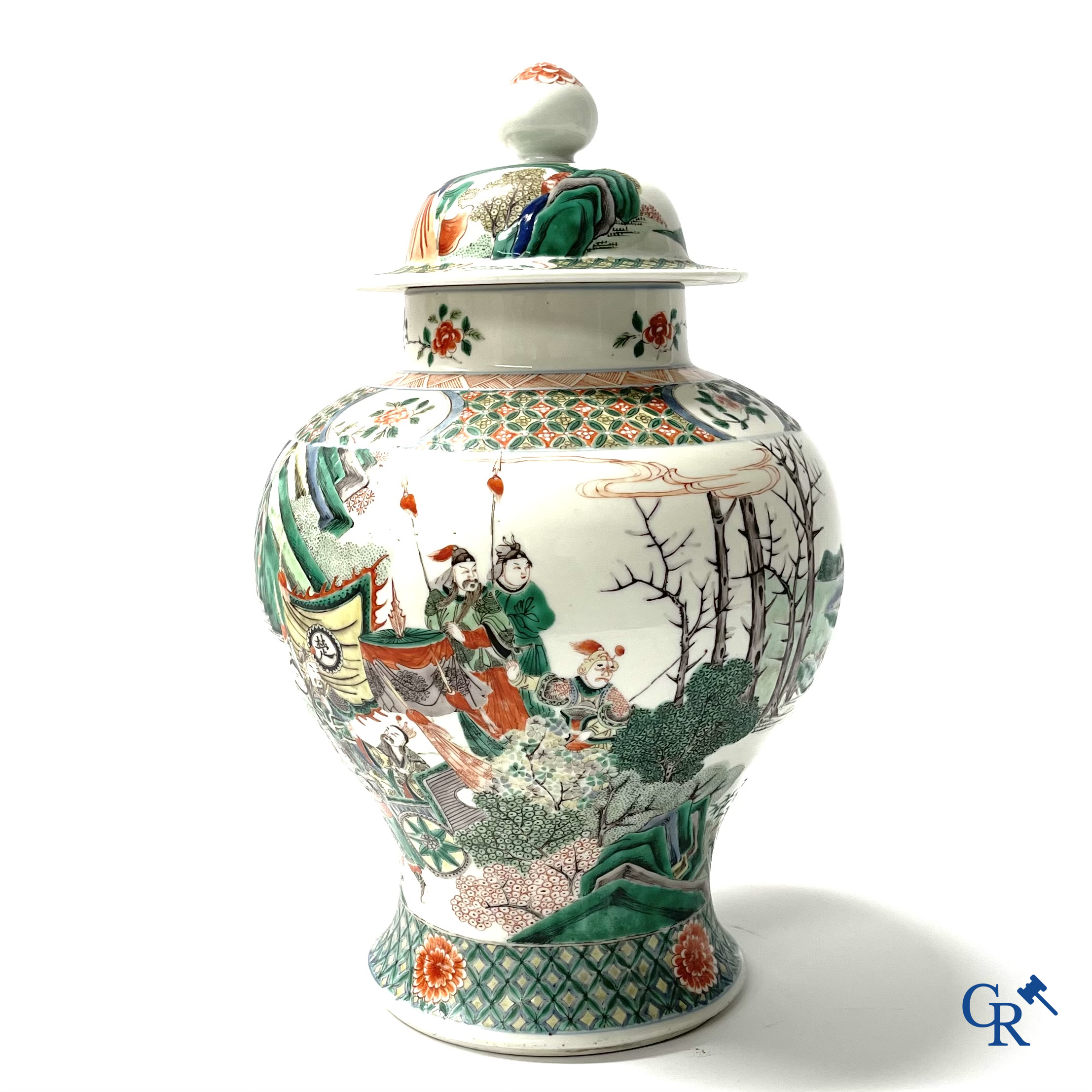 Aziatica, een Chinese famille verte dekselvaas met krijgers en paarden. 19e eeuw.