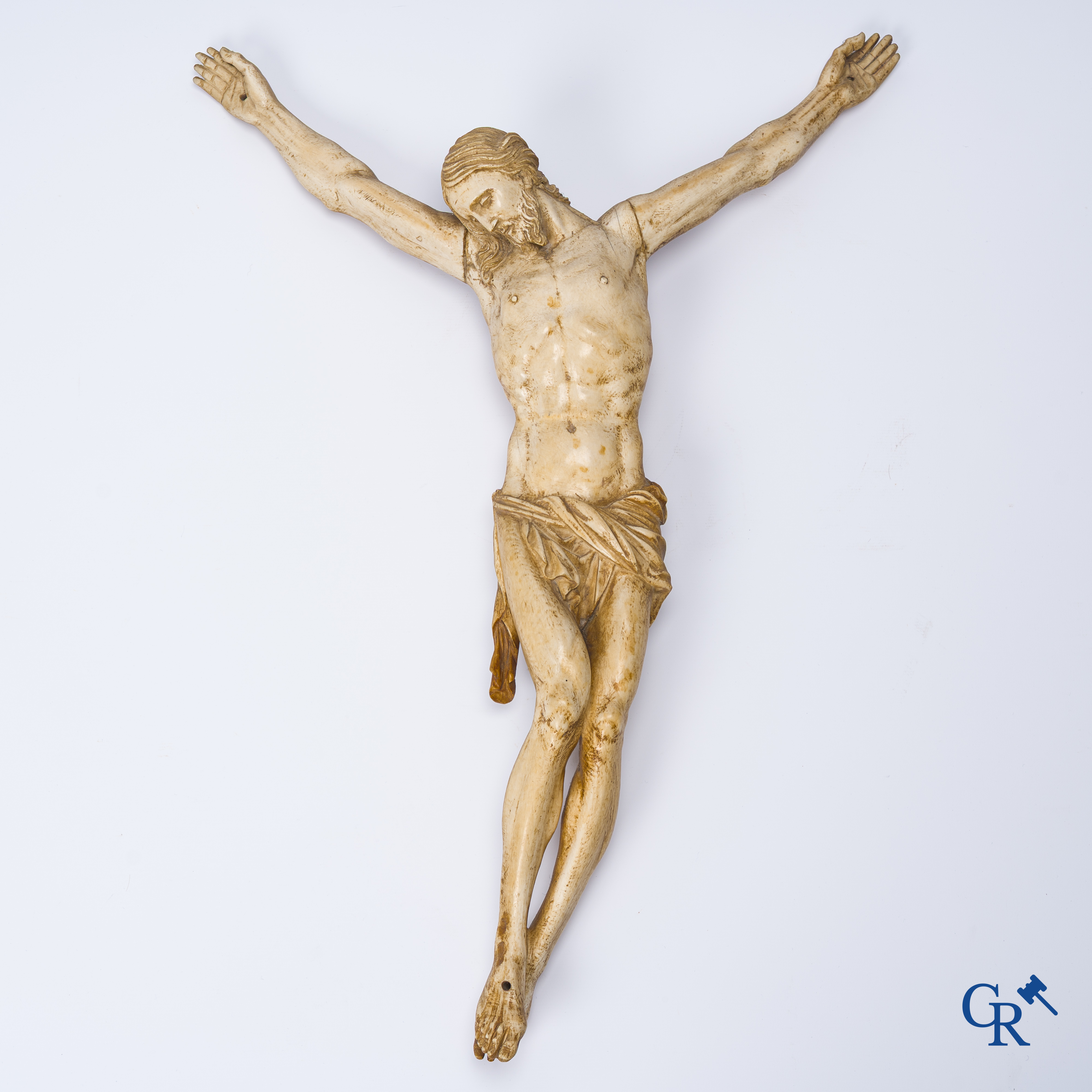 Religieuze objecten, een grote corpus in gesneden ivoor. Europees werk. 18e-19e eeuw.