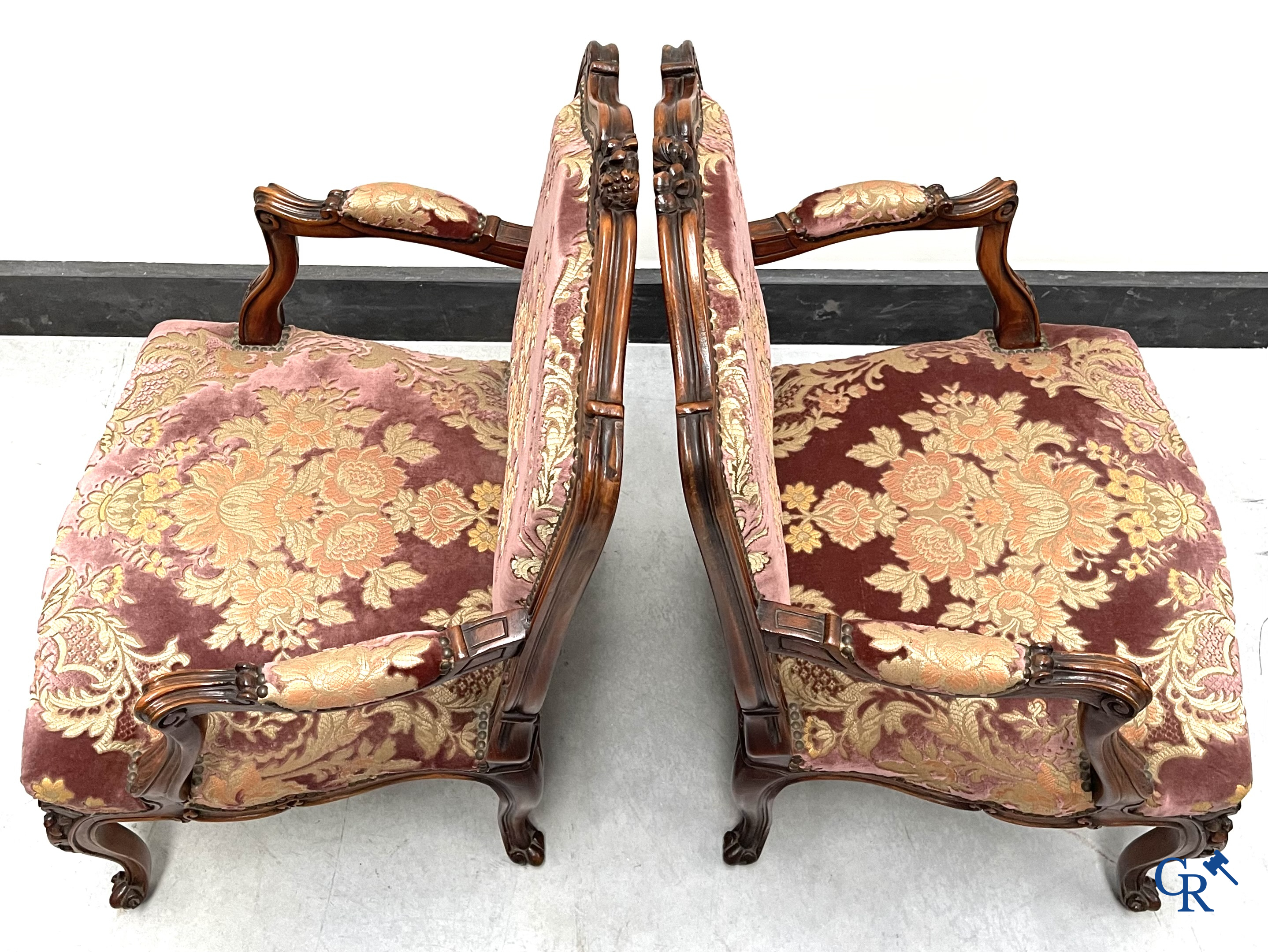 Une série de 4 fauteuils en bois sculpté, style LXV.