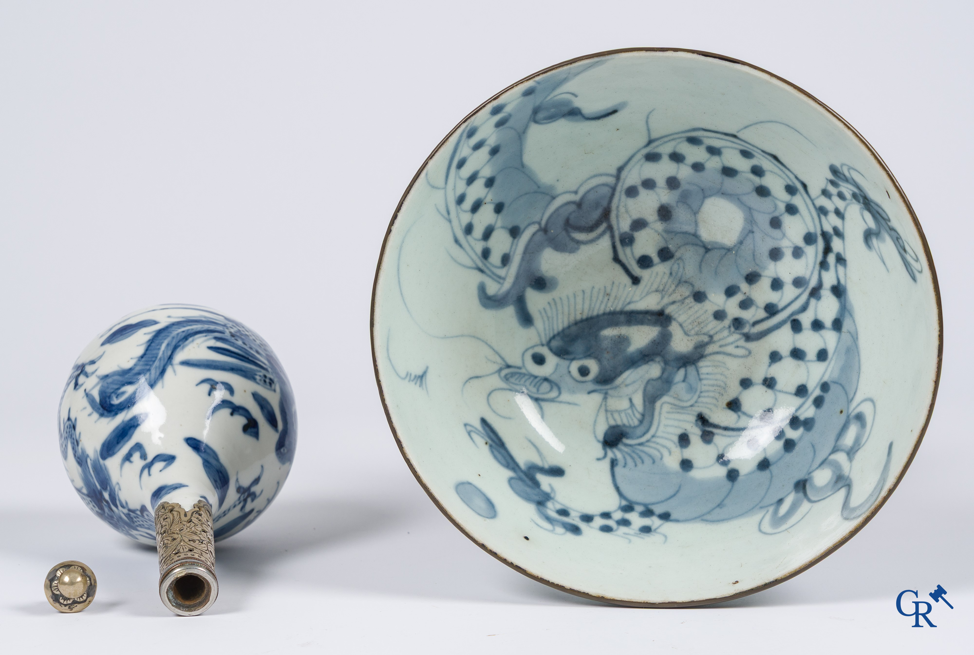 Aziatica, een Chinese "Blue de Hue" vaas met montuur voor de Vietnamese markt,<br />
een kom met drakendecor toegevoegd.