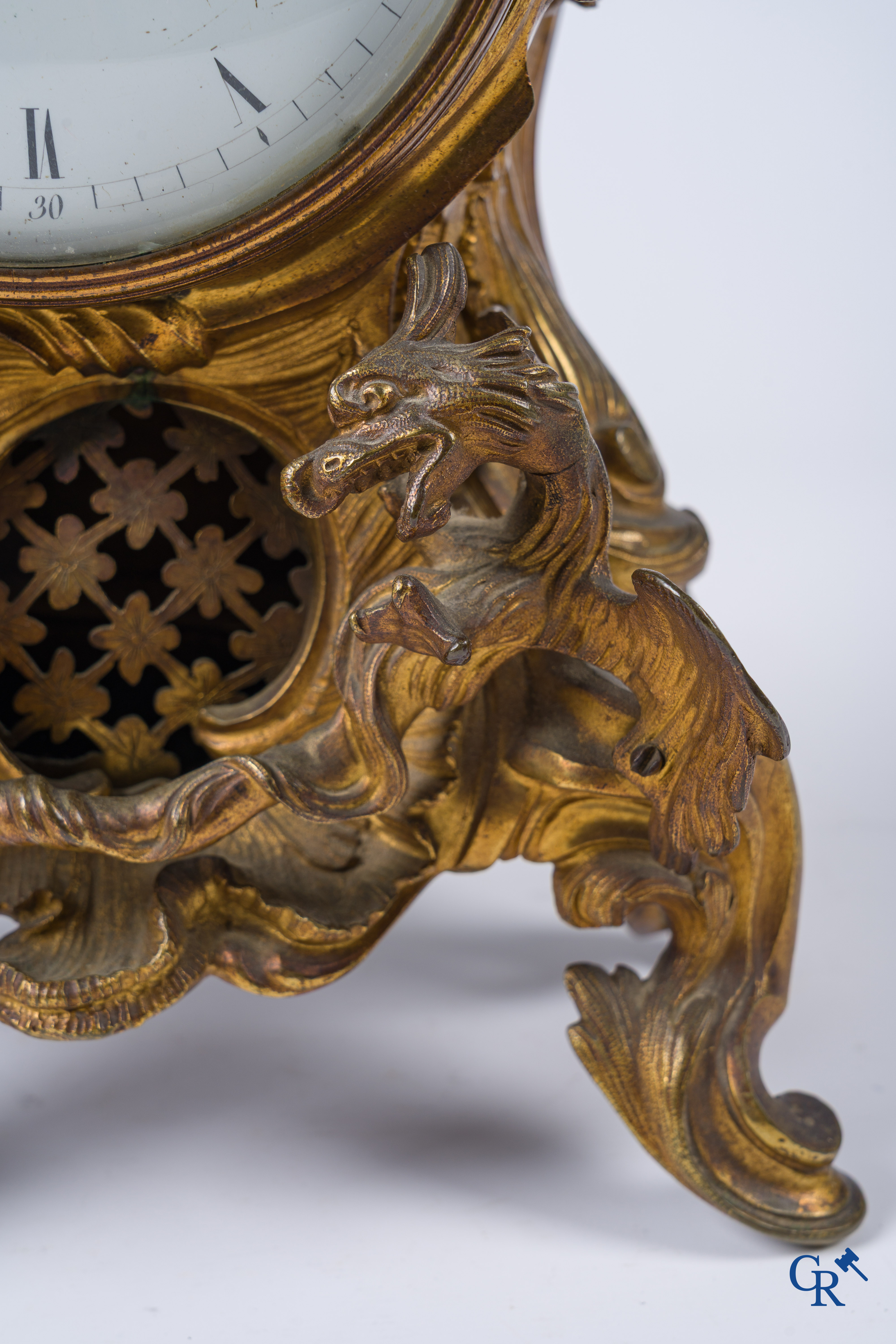 Epoque Louis XV. Pendule LXV en bronze doré orné de Neptune et des animaux marins dans le goût de Charles Cressent.