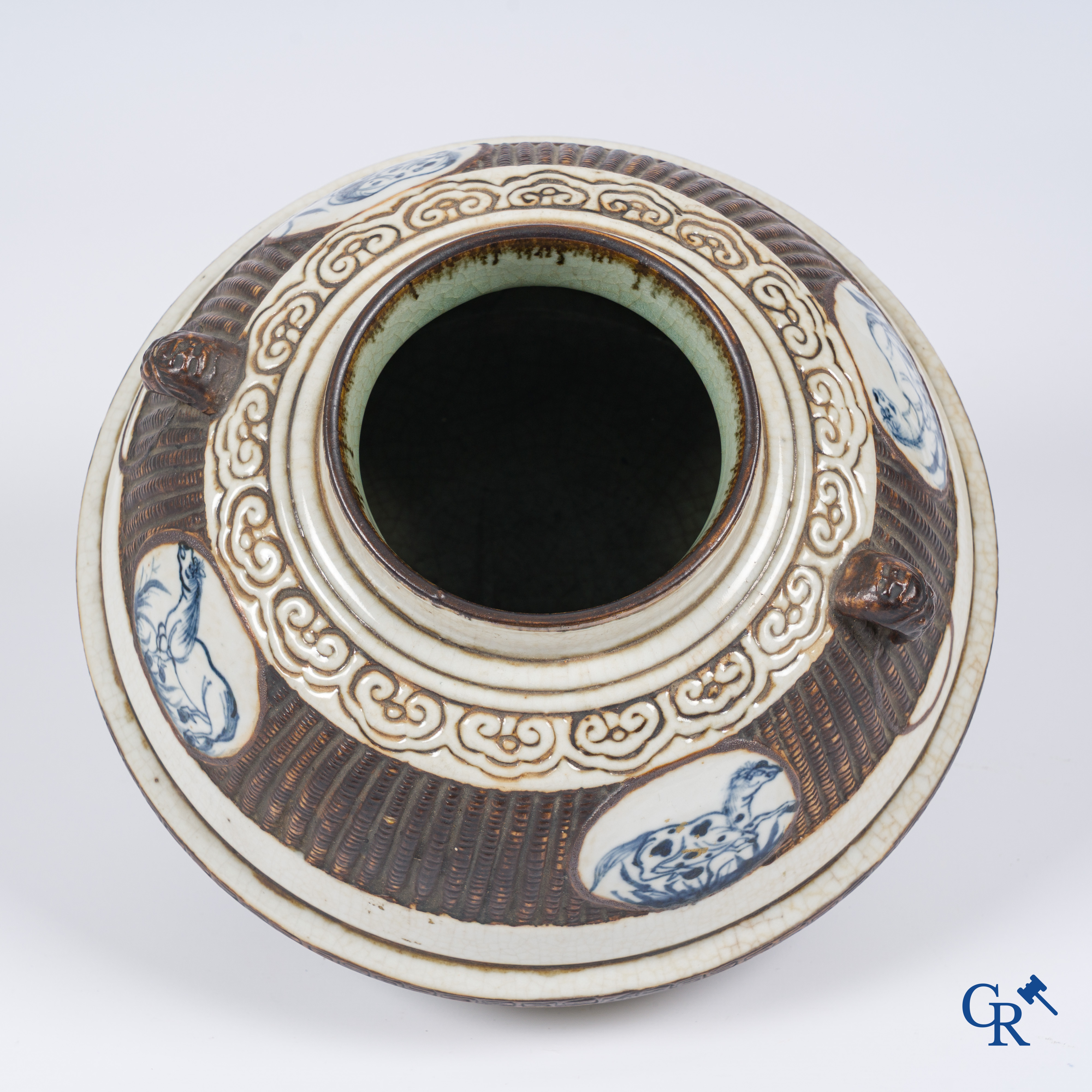 Aziatica, Chinees porselein. Een Chinese craquelé vaas met imitatie vlechtwerk en een decor van paarden. 19e eeuw.