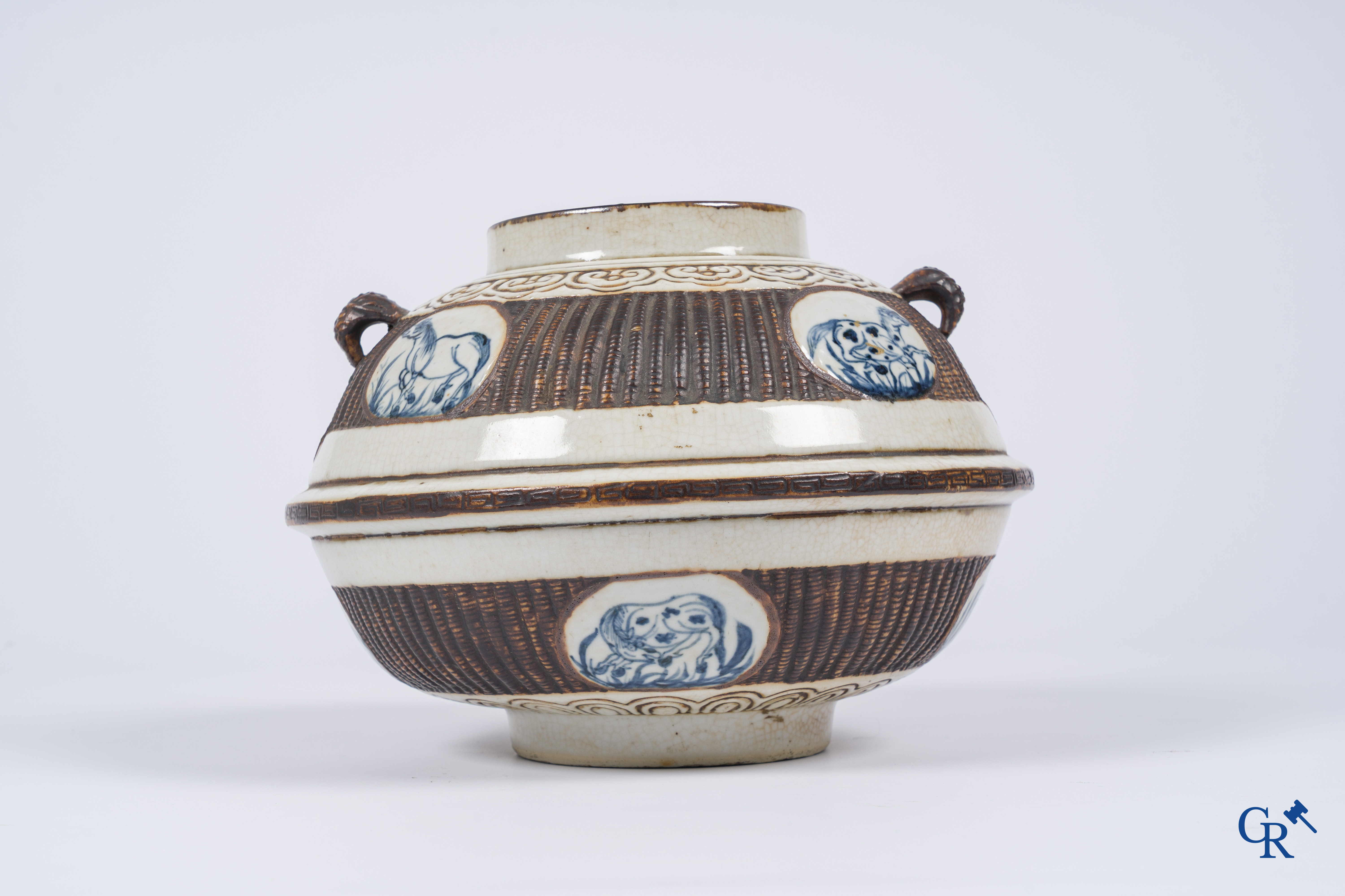 Aziatica, Chinees porselein. Een Chinese craquelé vaas met imitatie vlechtwerk en een decor van paarden. 19e eeuw.