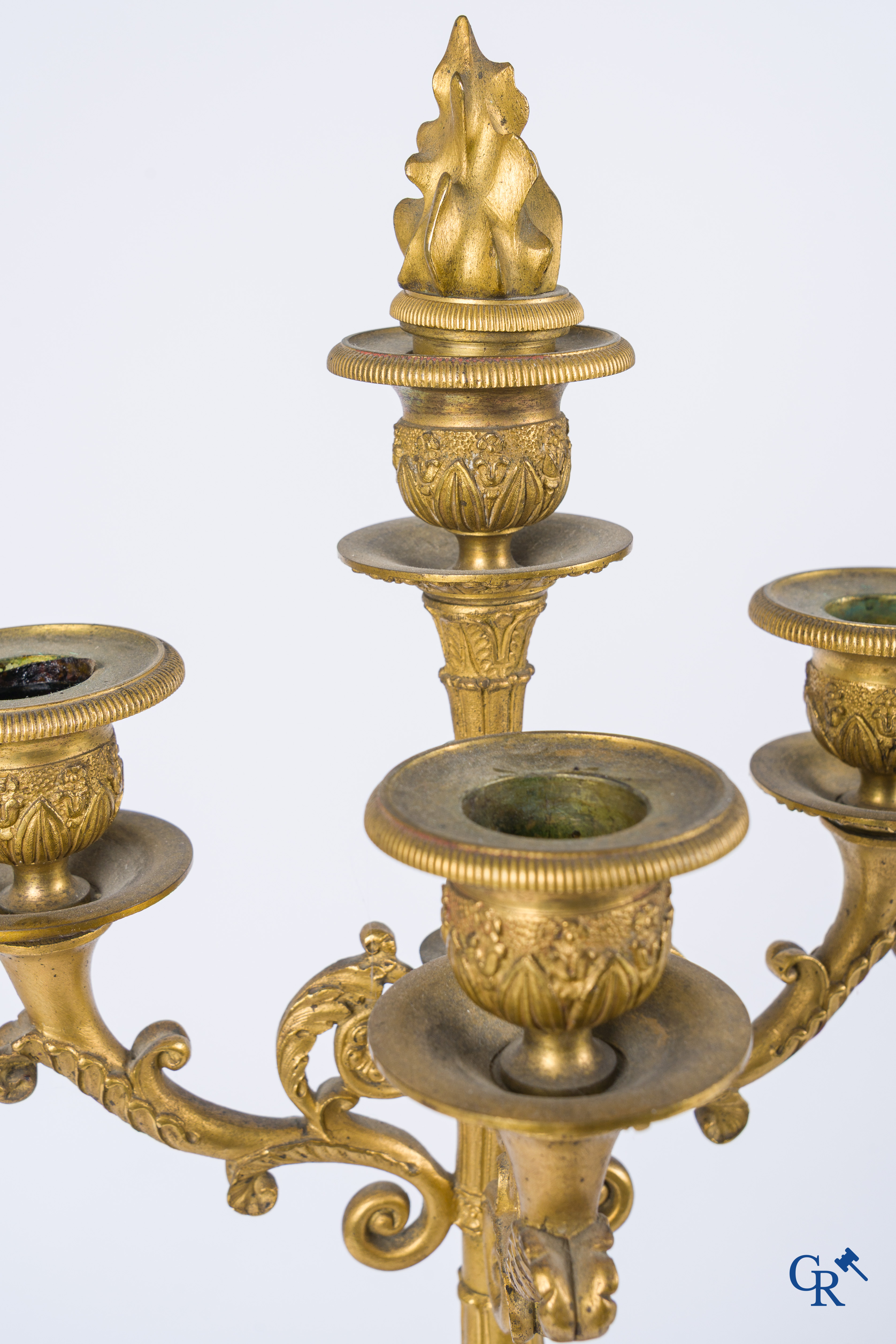 Epoque Empire. Paire de grands candélabres en bronze avec des personnages dans le style antique. Empire, vers 1815.