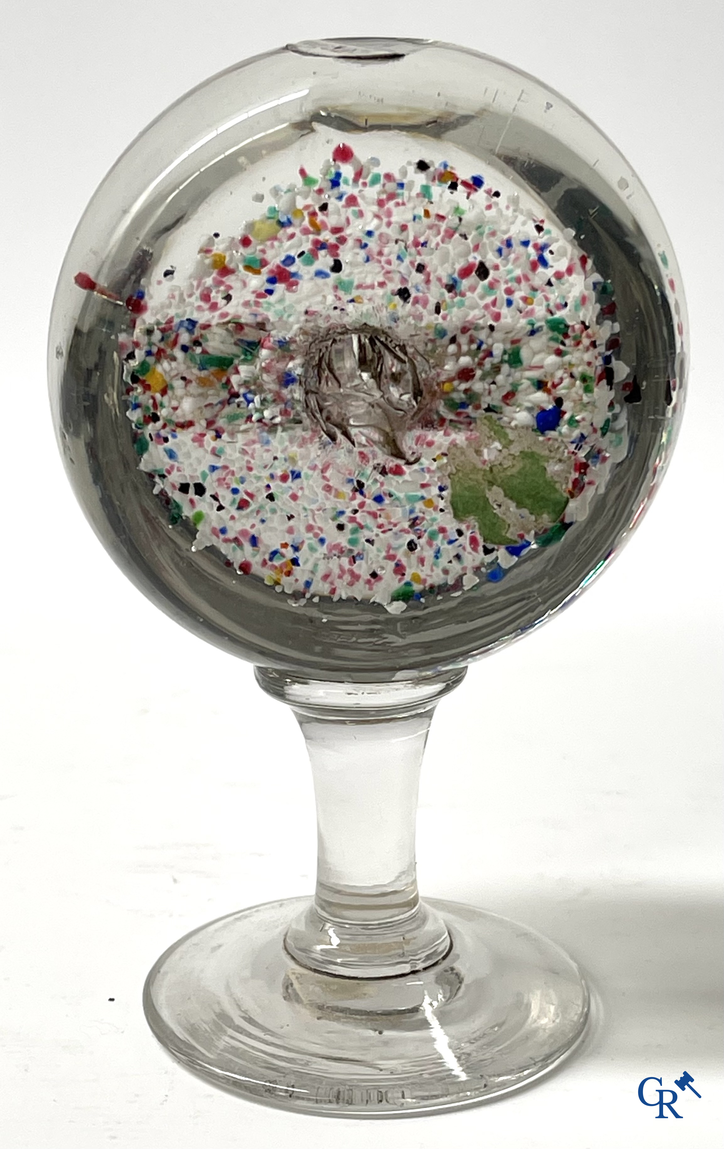 Meerdere presse-papiers en sulfure objecten waaronder een zeldzaam boule presse-papier met voorstelling van Henri II.